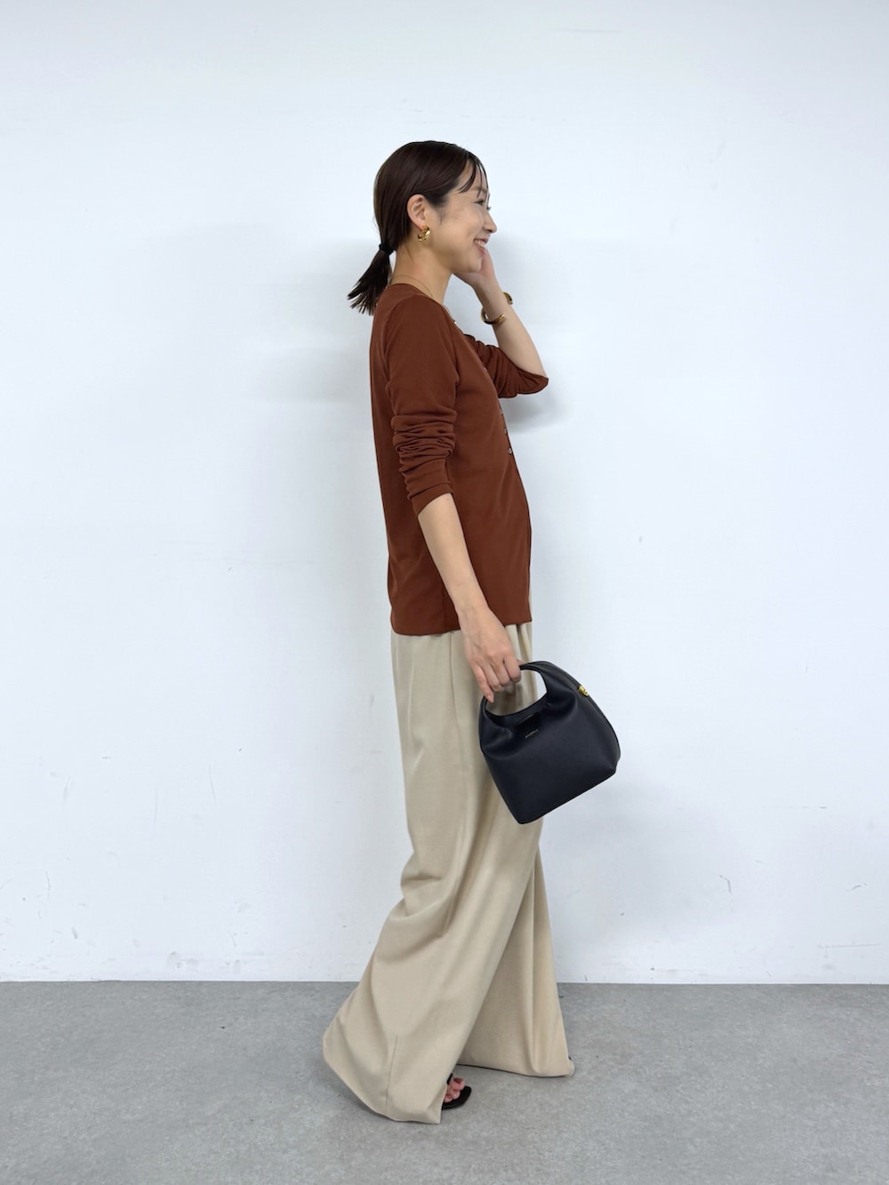 ブラウン系のカーディガン/ボレロ、ベージュ系のその他パンツ、ブラック系のベルトを着用したレディースの夏コーディネートの4枚目の写真