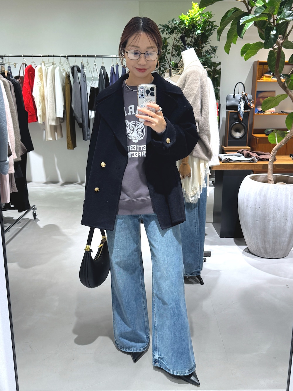 ブルー系のその他アウター、ブルー系のデニムパンツ、グレー系のスウェットを着用したレディースの秋コーディネートの2枚目の写真