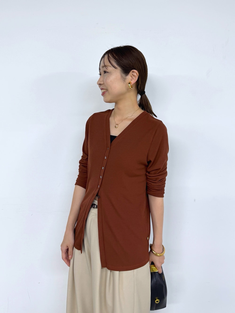 ブラウン系のカーディガン/ボレロ、ベージュ系のその他パンツ、ブラック系のベルトを着用したレディースの夏コーディネートの7枚目の写真