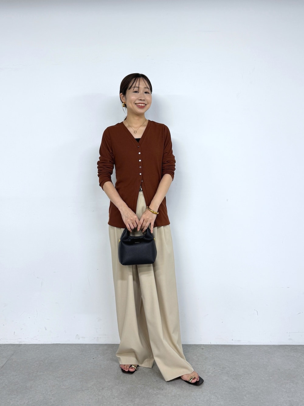 ブラウン系のカーディガン/ボレロ、ベージュ系のその他パンツ、ブラック系のベルトを着用したレディースの夏コーディネートの3枚目の写真