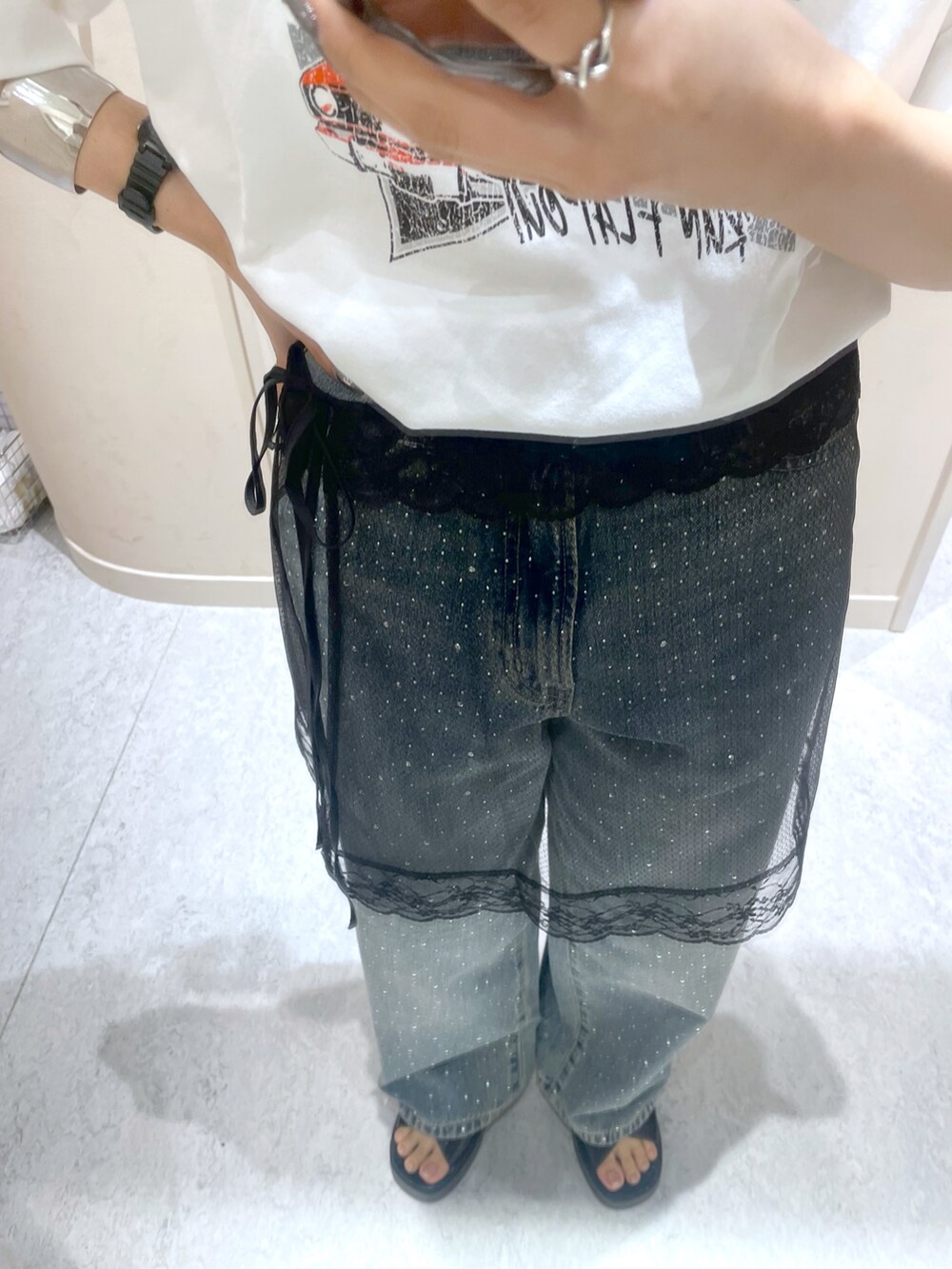 ブルー系のデニムパンツ、ブラック系のベルトを着用したレディースの秋コーディネートの3枚目の写真