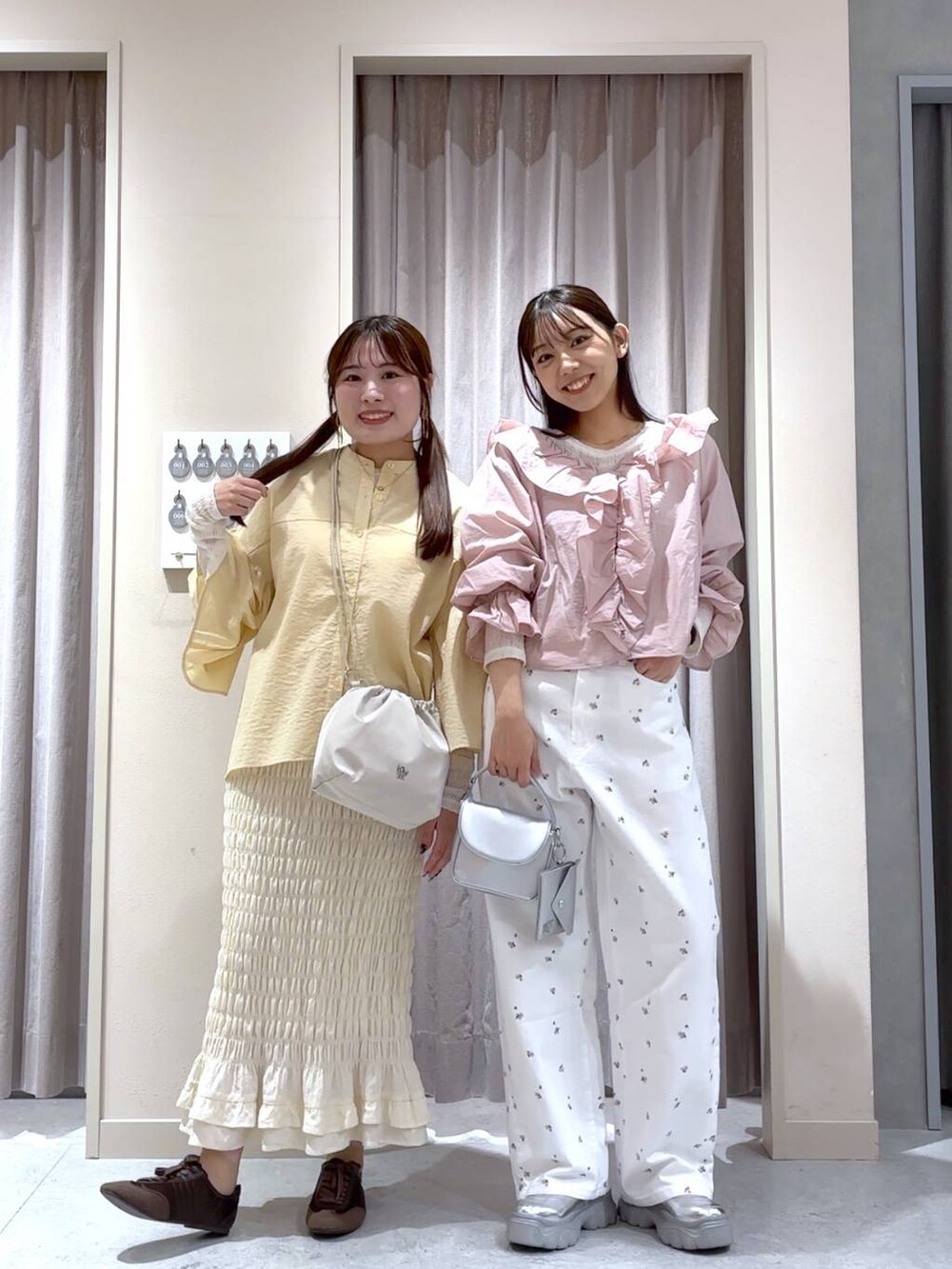 ホワイト系のデニムパンツ、イエロー系のシャツ/ブラウス、ピンク系のシャツ/ブラウスを着用したレディースの春コーディネートの2枚目の写真