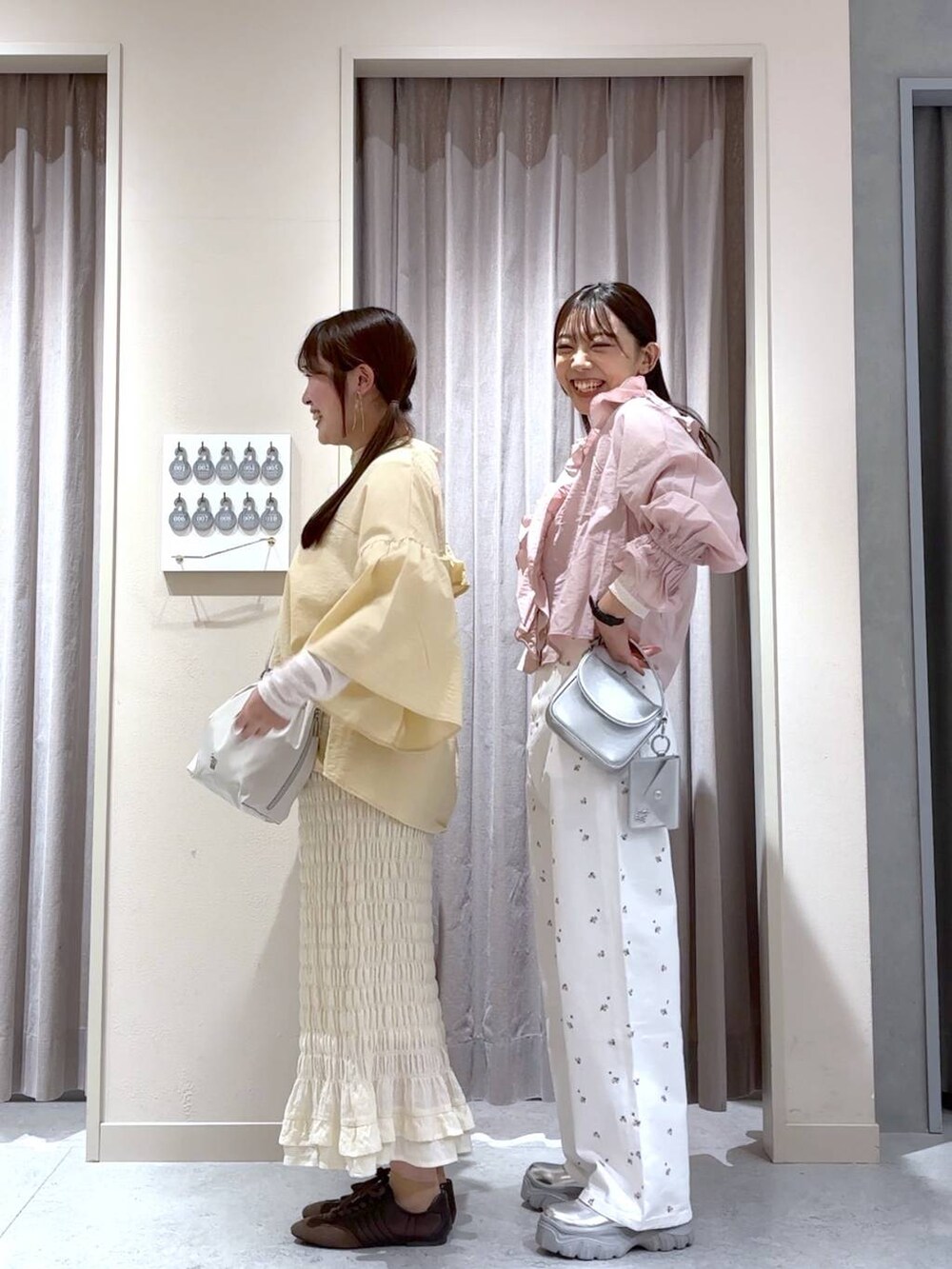 ホワイト系のデニムパンツ、イエロー系のシャツ/ブラウス、ピンク系のシャツ/ブラウスを着用したレディースの春コーディネートの3枚目の写真