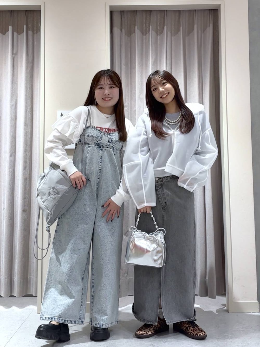 ブルー系のサロペット/オーバーオール、グレー系のスカート、パープル系のTシャツ/カットソーを着用したレディースの春コーディネートの4枚目の写真