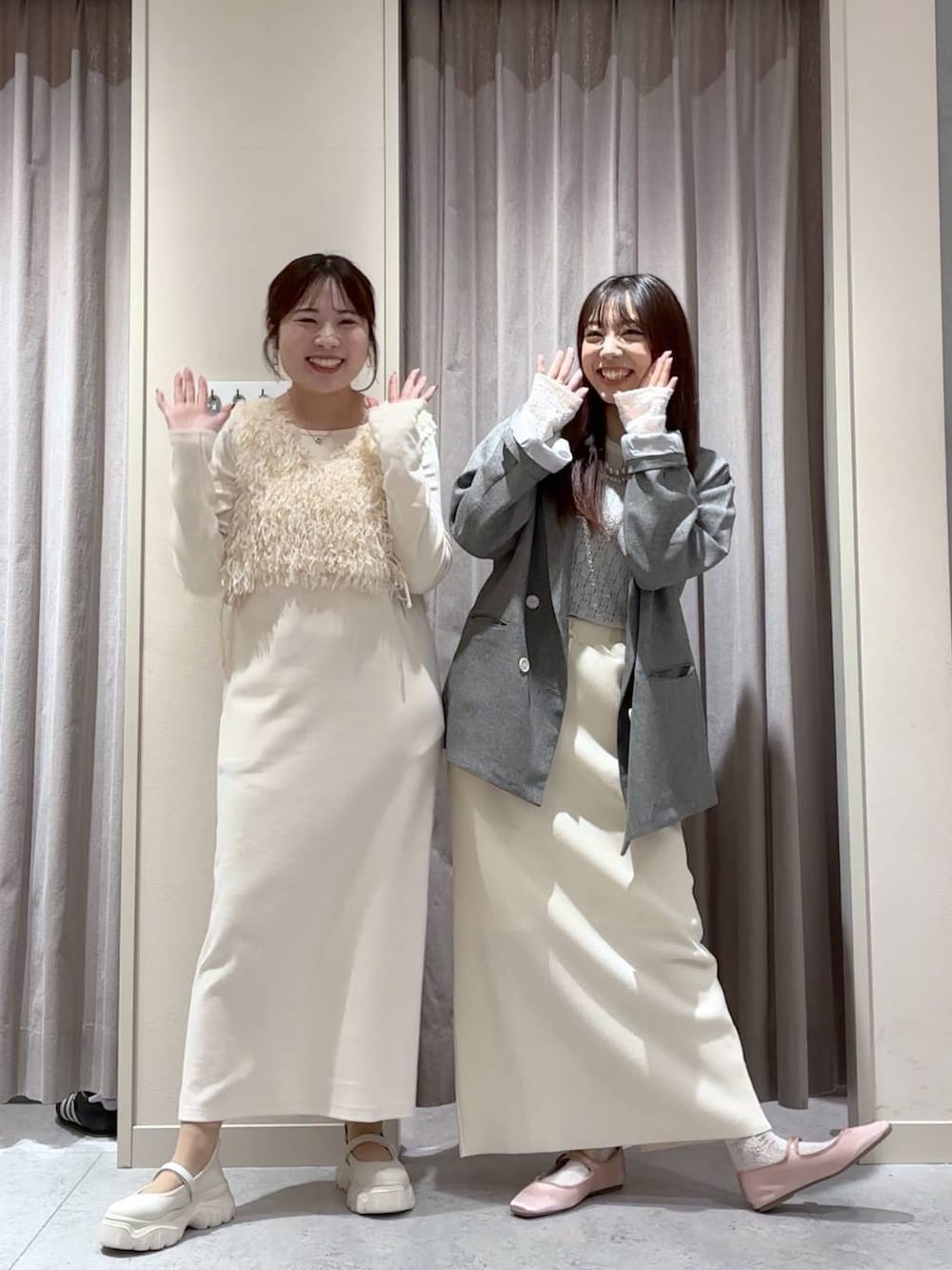 グレー系のスカート、グレー系のテーラードジャケット、ピンク系のバレエシューズを着用したレディースの春コーディネートの2枚目の写真