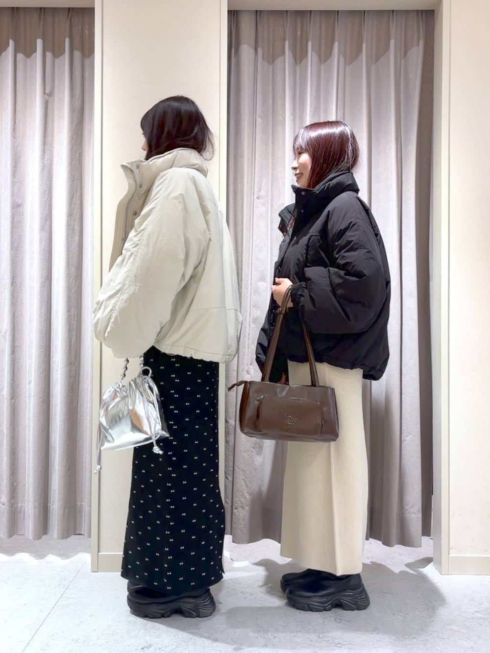 ブラック系のスカート、ホワイト系のその他アウター、ブラック系のその他アウターを着用したレディースの春コーディネートの3枚目の写真