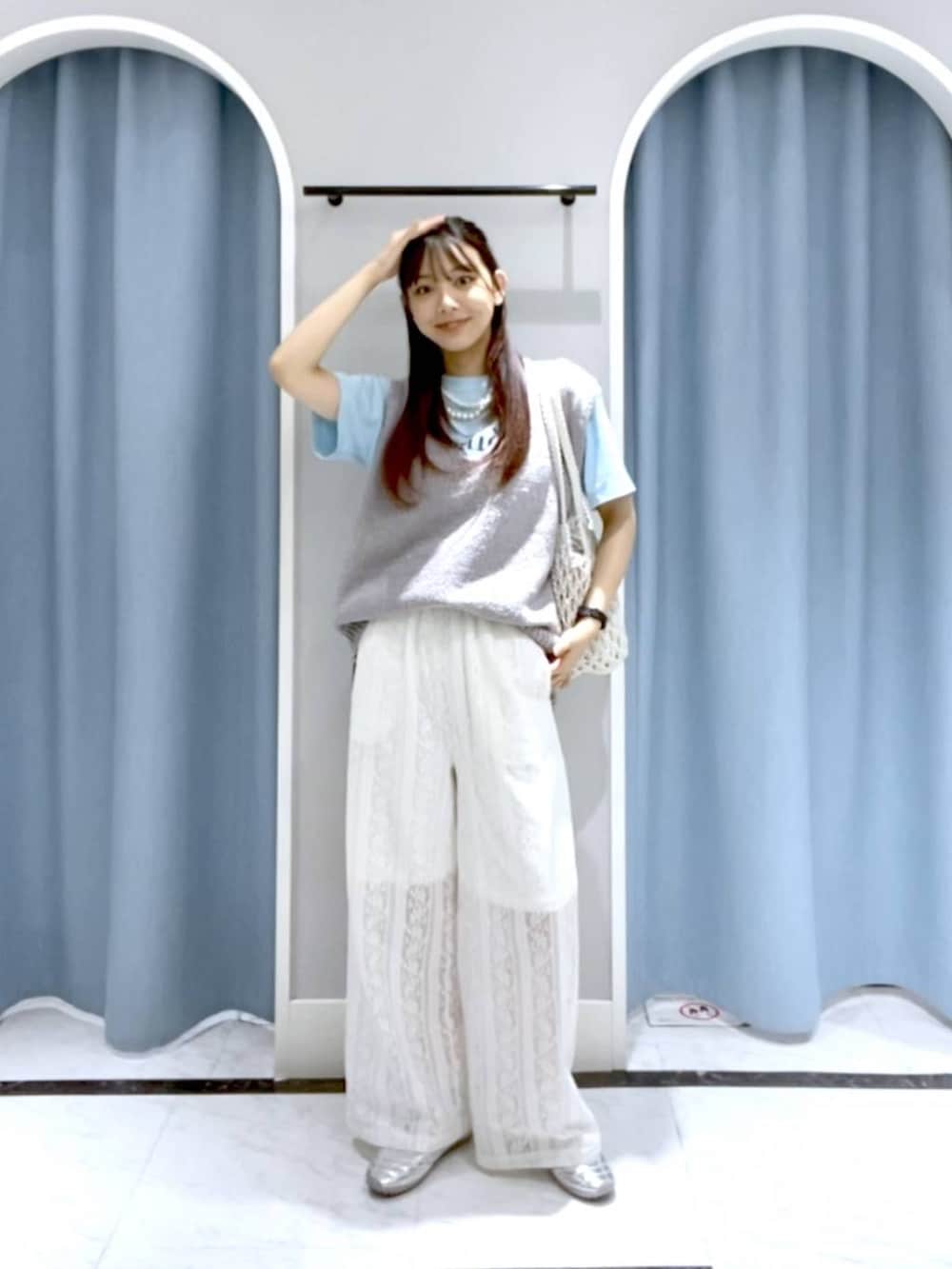 ホワイト系のトートバッグ、シルバー系のスニーカー、ブルー系のTシャツ/カットソーを着用したレディースの春コーディネートの2枚目の写真