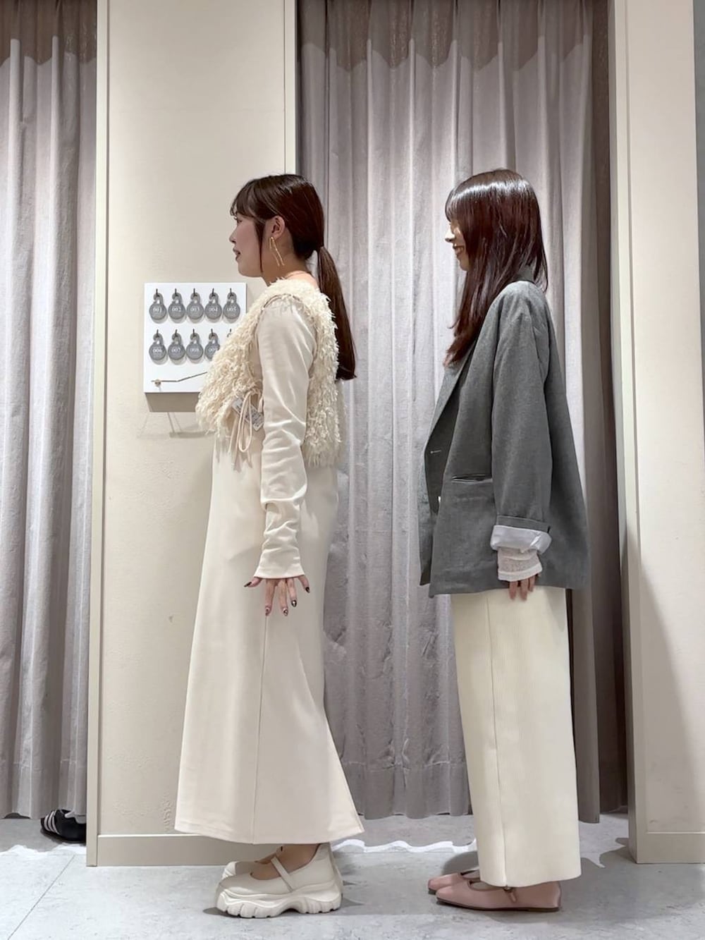 グレー系のスカート、グレー系のテーラードジャケット、ピンク系のバレエシューズを着用したレディースの春コーディネートの3枚目の写真