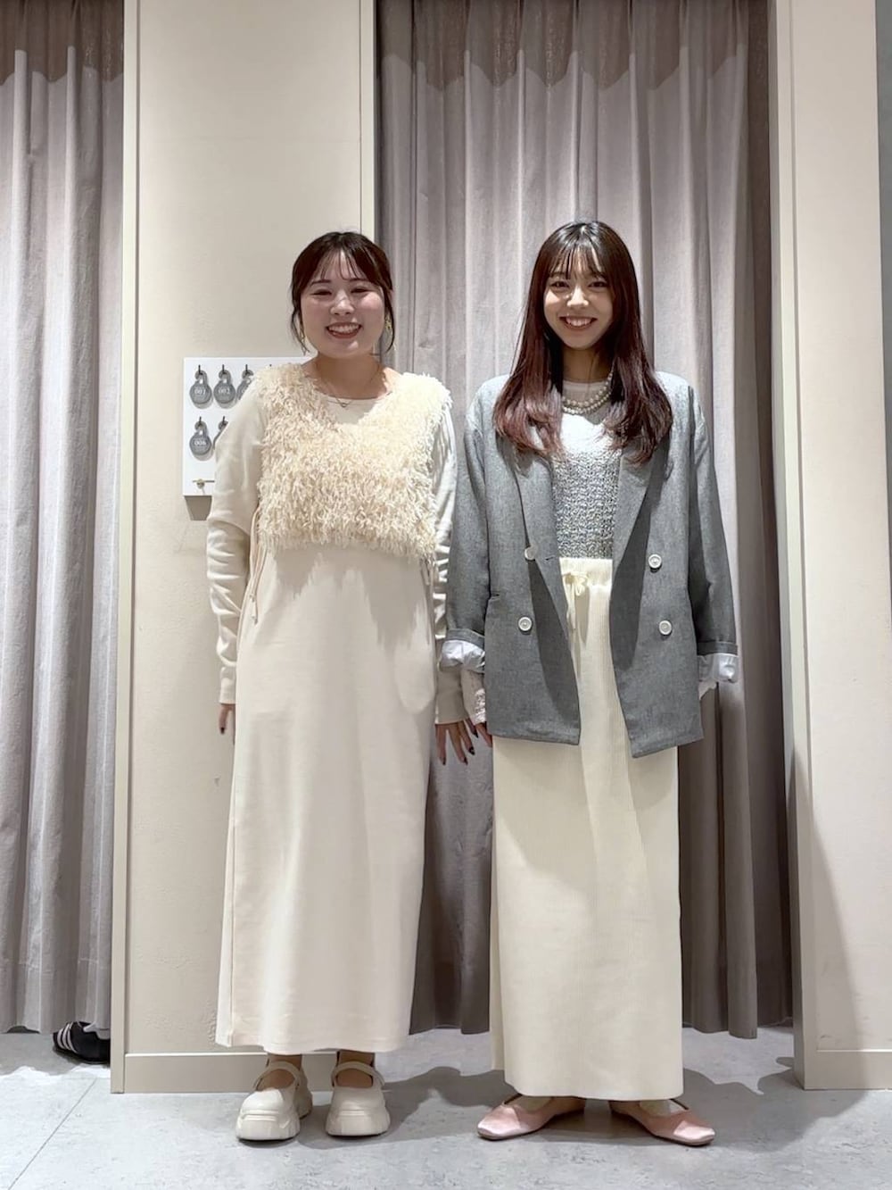 グレー系のスカート、グレー系のテーラードジャケット、ピンク系のバレエシューズを着用したレディースの春コーディネートの5枚目の写真