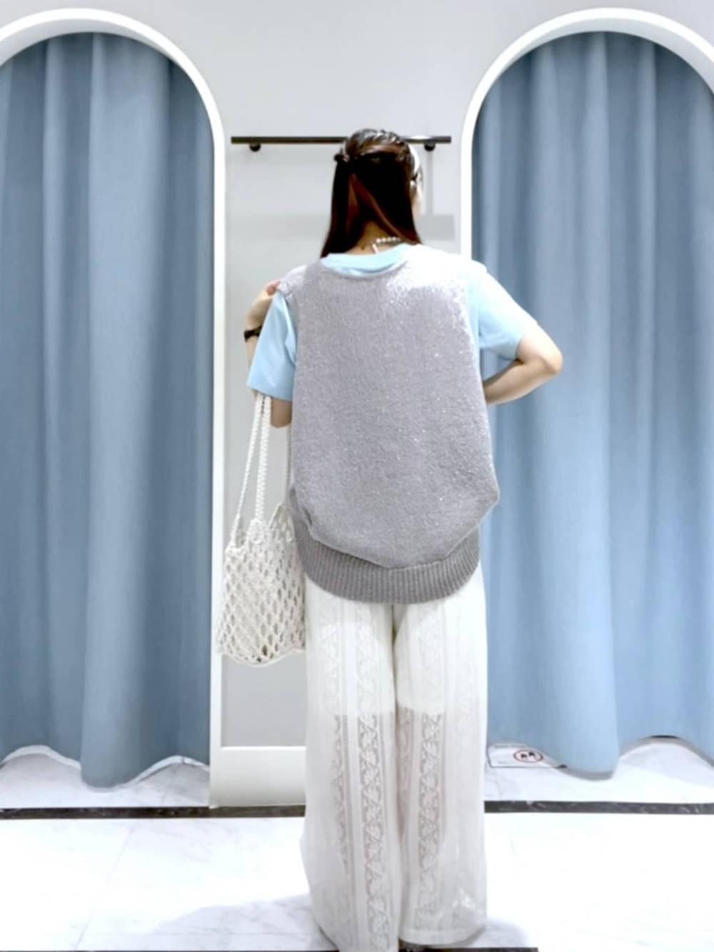 ホワイト系のトートバッグ、シルバー系のスニーカー、ブルー系のTシャツ/カットソーを着用したレディースの春コーディネートの3枚目の写真