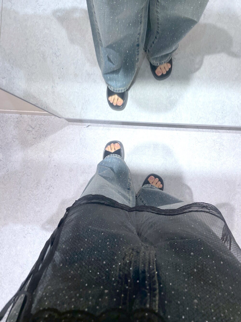 ブルー系のデニムパンツ、ブラック系のベルトを着用したレディースの秋コーディネートの2枚目の写真