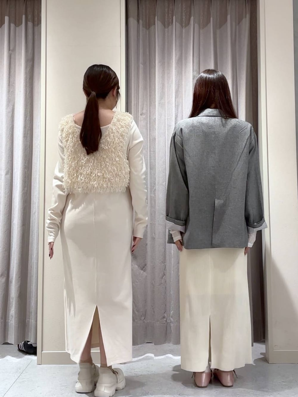 グレー系のスカート、グレー系のテーラードジャケット、ピンク系のバレエシューズを着用したレディースの春コーディネートの4枚目の写真