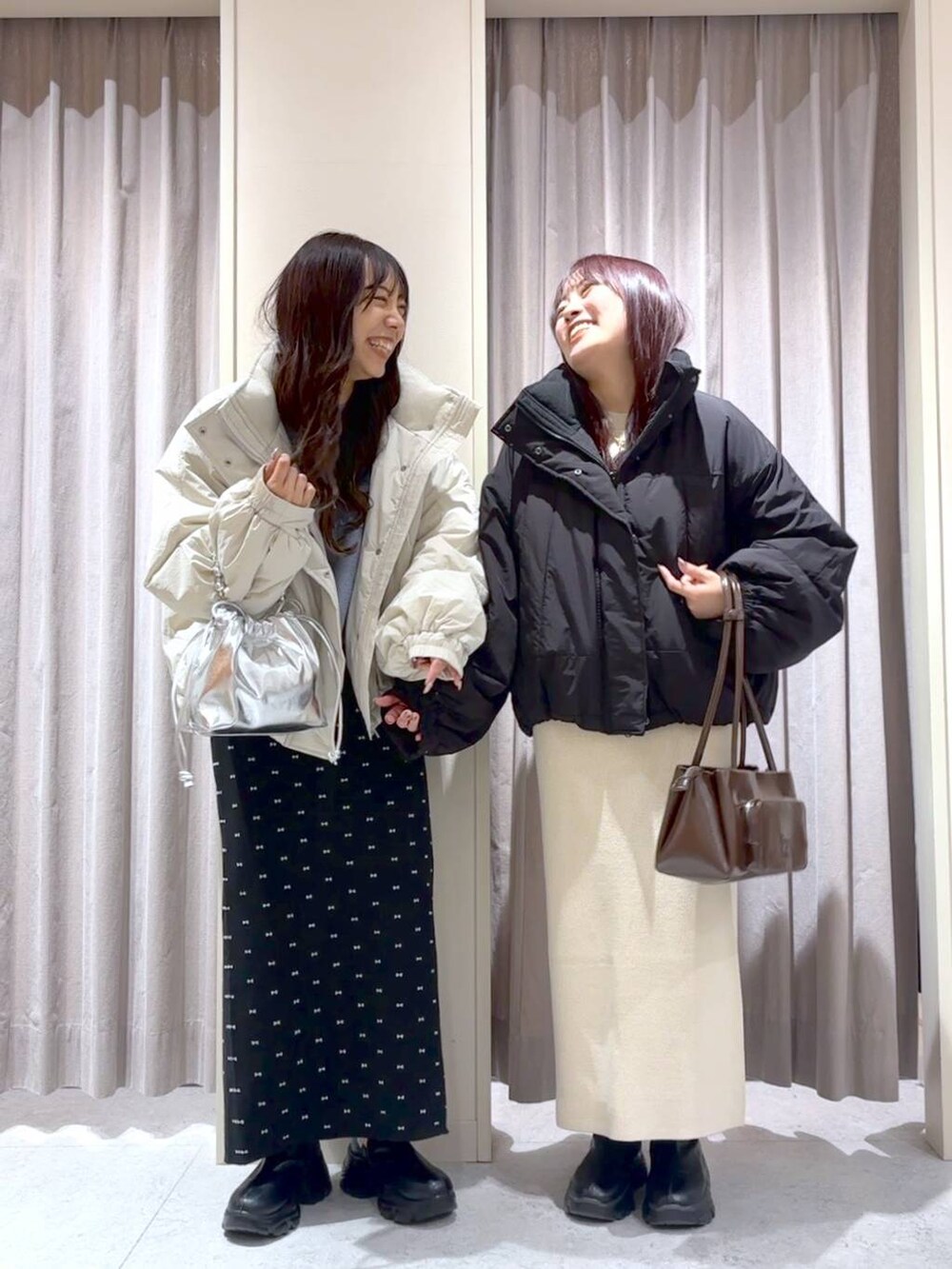 ブラック系のスカート、ホワイト系のその他アウター、ブラック系のその他アウターを着用したレディースの春コーディネートの2枚目の写真