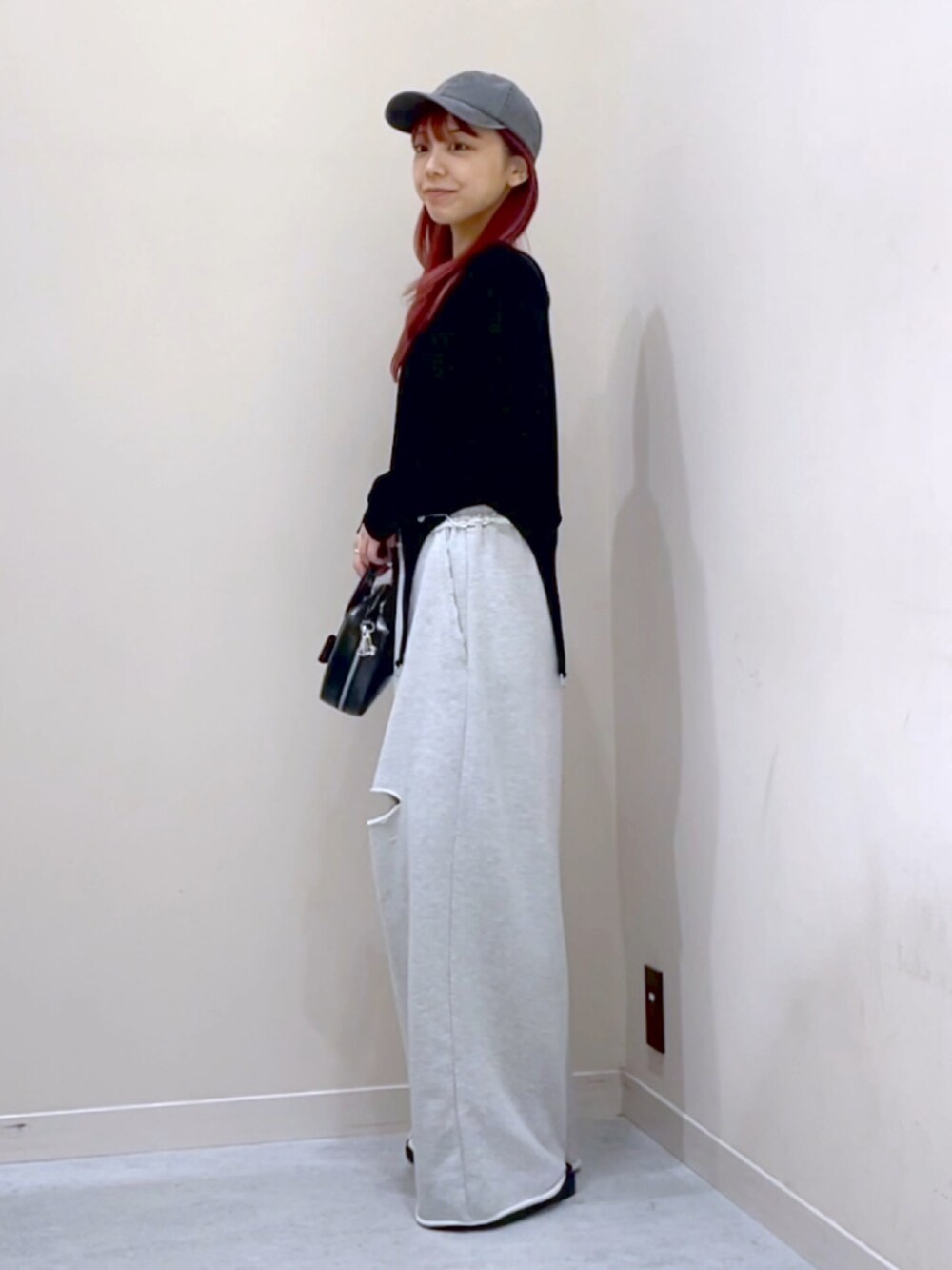 グレー系のスウェットパンツを着用したレディースの秋コーディネートの2枚目の写真