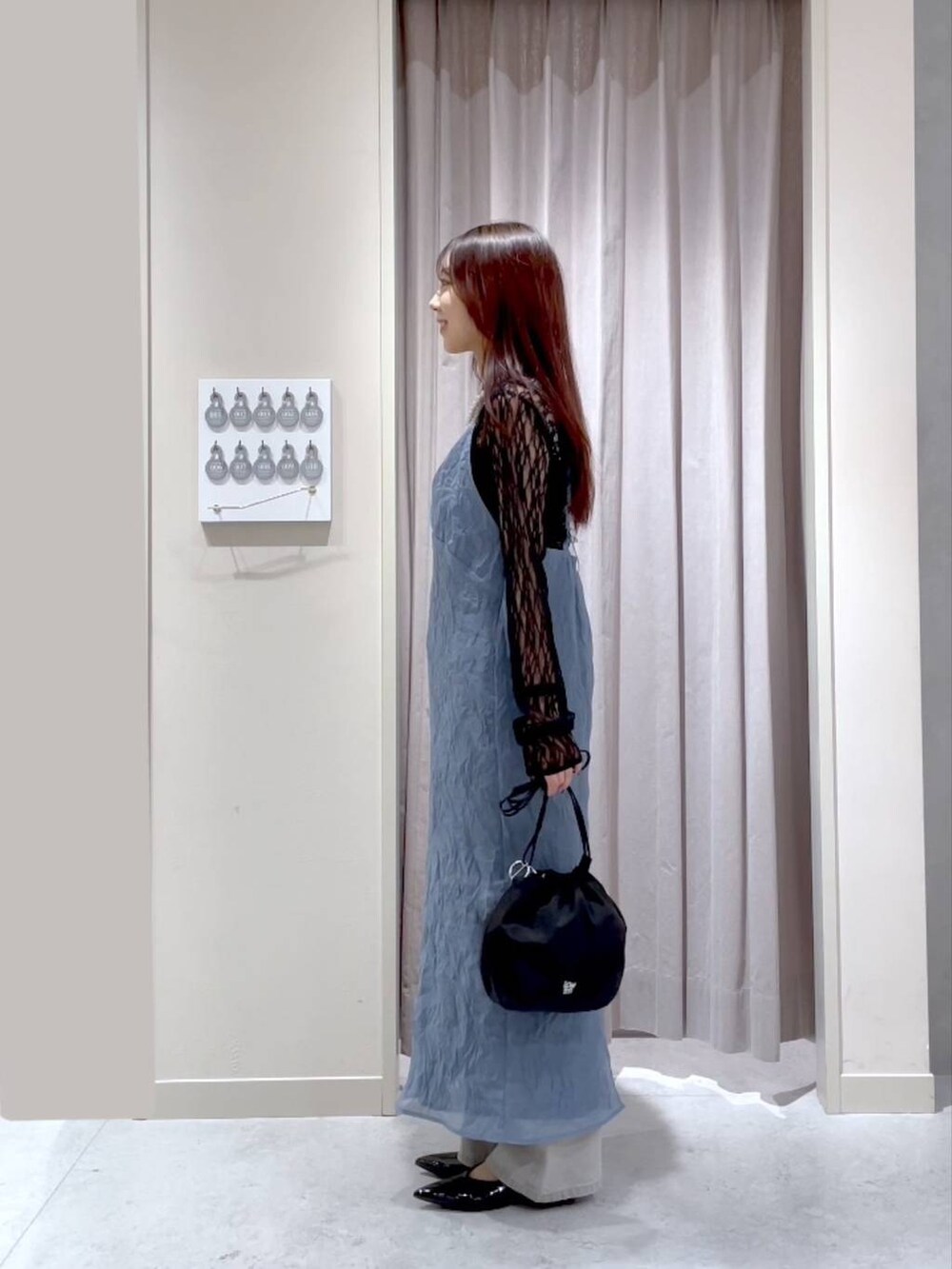 ホワイト系のTシャツ/カットソー、ブラック系のショルダーバッグ、グレー系のデニムパンツを着用したレディースの春コーディネートの2枚目の写真