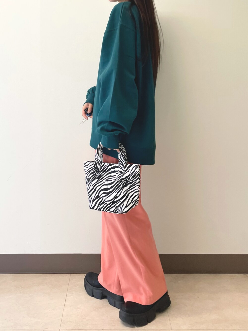 ピンク系のその他パンツ、ブラック系のブーツ、グリーン系のスウェットを着用したレディースの冬コーディネートの2枚目の写真