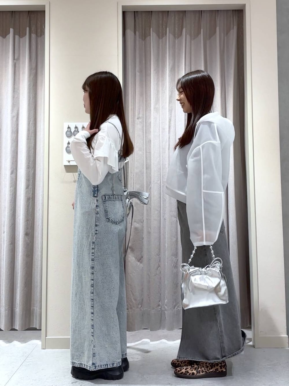 ブルー系のサロペット/オーバーオール、グレー系のスカート、パープル系のTシャツ/カットソーを着用したレディースの春コーディネートの2枚目の写真