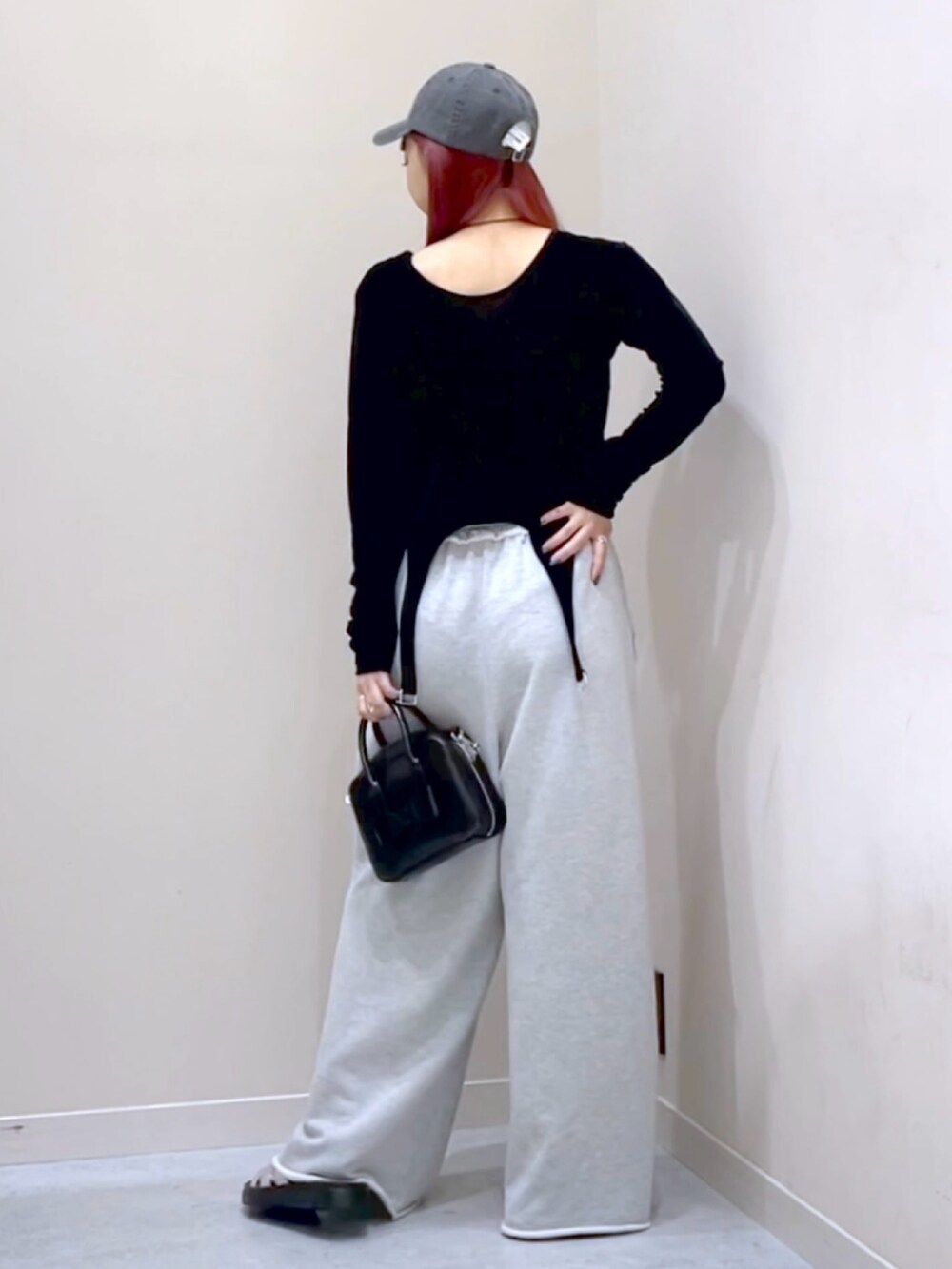 グレー系のスウェットパンツを着用したレディースの秋コーディネートの3枚目の写真