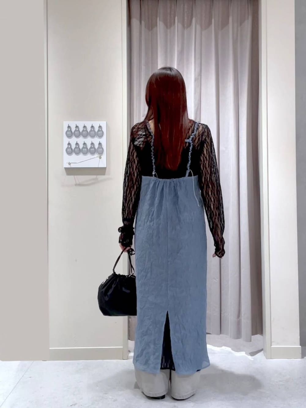 ホワイト系のTシャツ/カットソー、ブラック系のショルダーバッグ、グレー系のデニムパンツを着用したレディースの春コーディネートの3枚目の写真