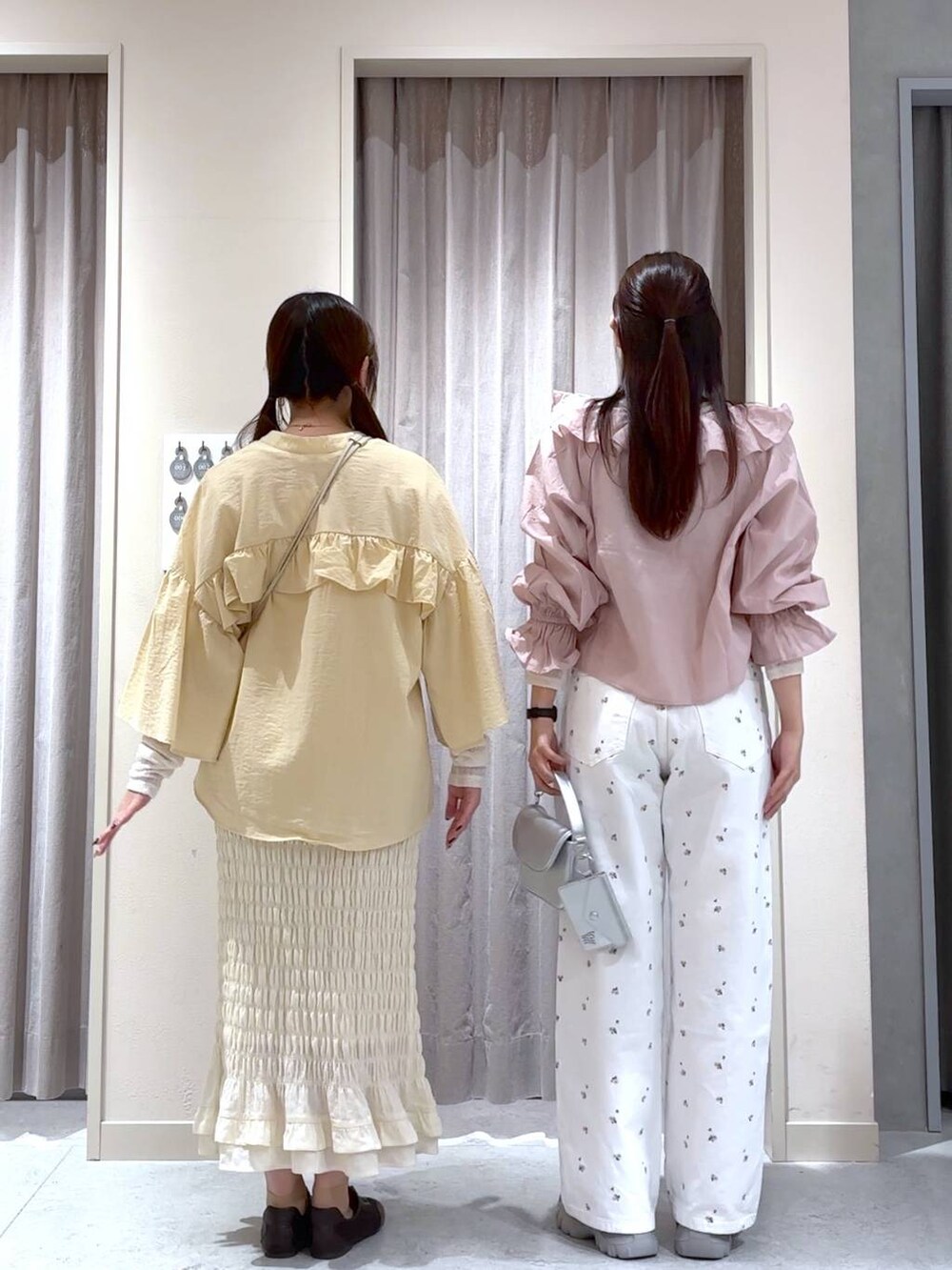 ホワイト系のデニムパンツ、イエロー系のシャツ/ブラウス、ピンク系のシャツ/ブラウスを着用したレディースの春コーディネートの5枚目の写真