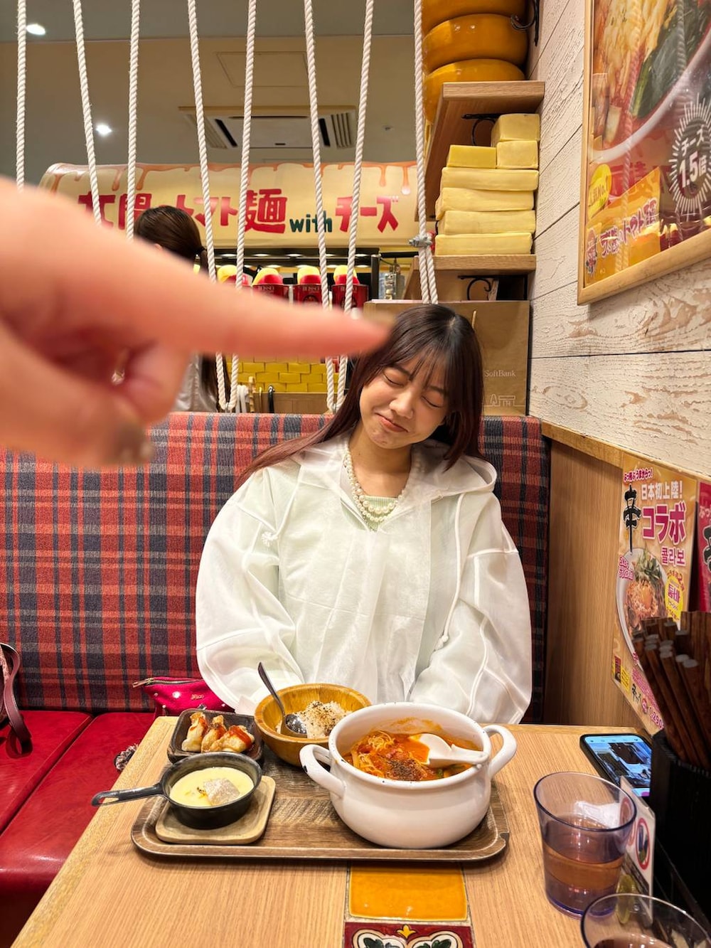 グリーン系のTシャツ/カットソー、ホワイト系のパーカー、ベージュ系のネックレスを着用したレディースの春コーディネートの2枚目の写真