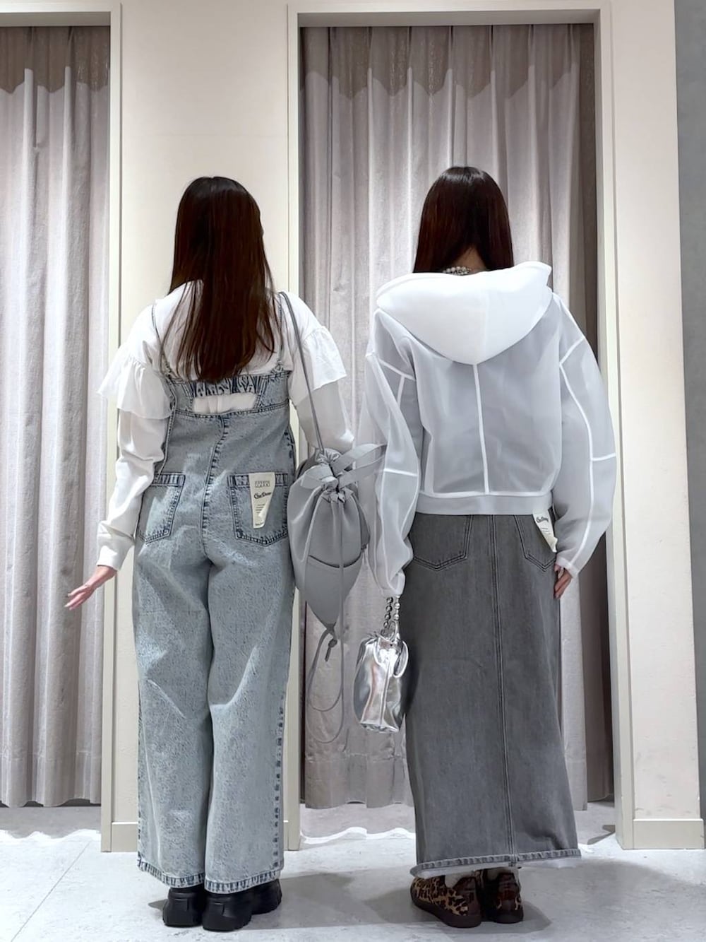 ブルー系のサロペット/オーバーオール、グレー系のスカート、パープル系のTシャツ/カットソーを着用したレディースの春コーディネートの3枚目の写真