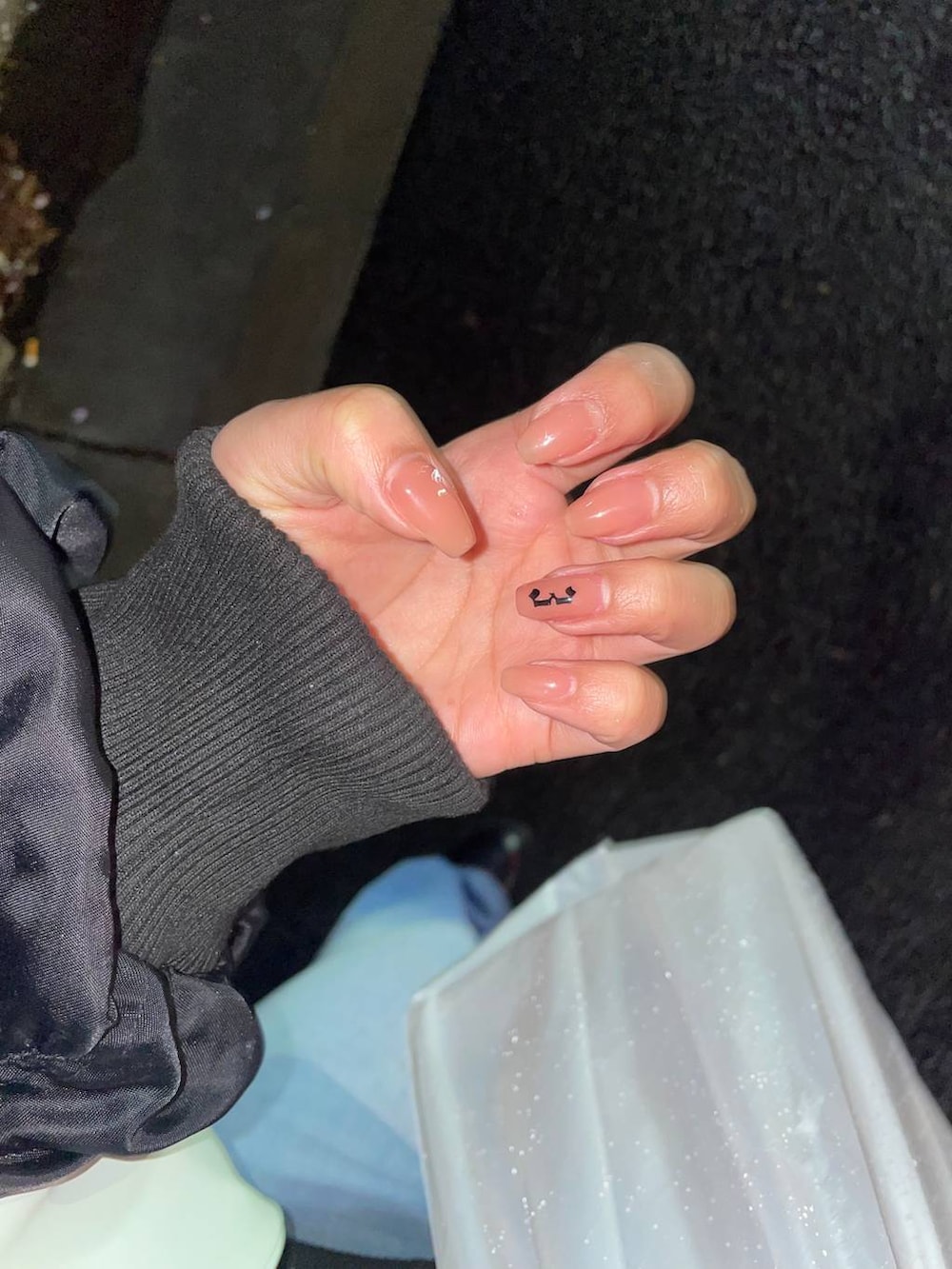 ホワイト系のスカート、グレー系のパーカーを着用したレディースの春コーディネートの2枚目の写真