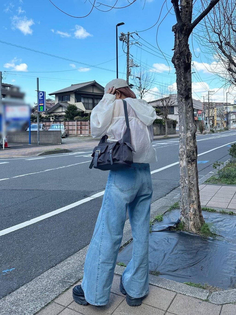 「バッグ、ハンドバッグ、モード、ストリート、メンズライク、骨格ウェーブ、着痩せ・細見え、カジュアル、オーバーサイズ、シアートップス、ブルゾン、タンクトップ、デニムパンツ、ワイドパンツ、スニーカー」｜「PAGEBOYのミントヤーンスクエアネックタンク（タンクトップ、ピンク系）」を使った、まいてぃさん（レディース・158cm）の春コーディネートの4枚目の写真