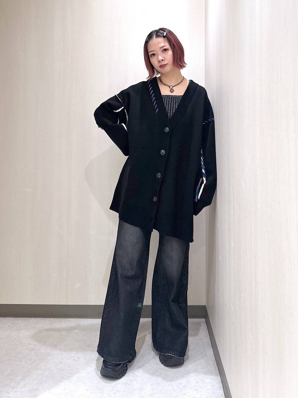 ブラック系のタンクトップ、ブラック系のスニーカー、ブラック系のニット/セーターを着用したレディースの秋コーディネートの2枚目の写真