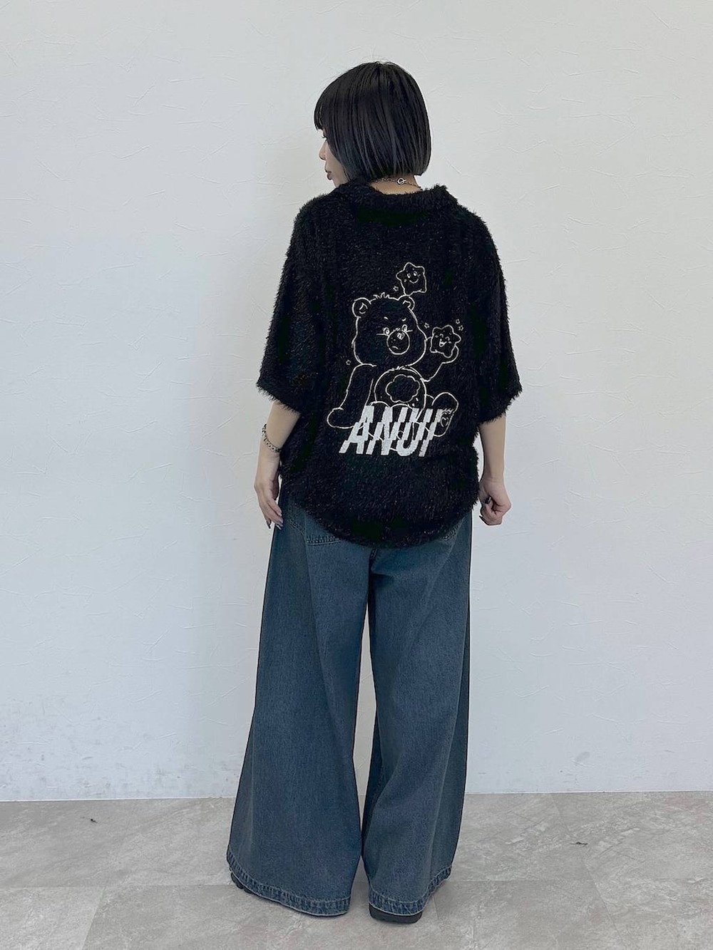 「韓国系、モード、メンズライク、ベーシック/シンプル、ポロシャツ、Tシャツ、キラキラアイテム、デニムパンツ、ワイドパンツ、スニーカー、カジュアル、大人カジュアル、ストリート、オーバーサイズ、ユニセックス」｜「PAGEBOYのプラットチャンキースニーカー（スニーカー、ブラック系）」を使った、まいてぃさん（レディース・158cm）の春コーディネートの5枚目の写真