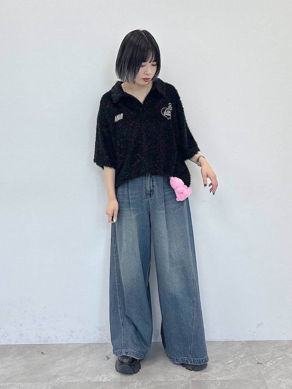 「韓国系、モード、メンズライク、ベーシック/シンプル、ポロシャツ、Tシャツ、キラキラアイテム、デニムパンツ、ワイドパンツ、スニーカー、カジュアル、大人カジュアル、ストリート、オーバーサイズ、ユニセックス」｜「PAGEBOYのプラットチャンキースニーカー（スニーカー、ブラック系）」を使った、まいてぃさん（レディース・158cm）の春コーディネートの3枚目の写真
