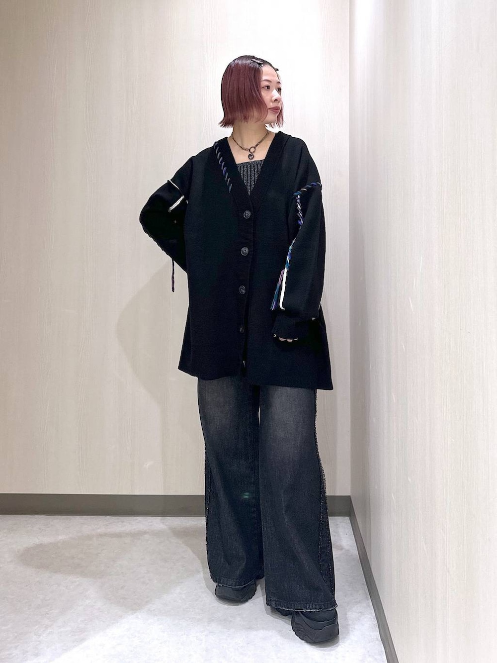 ブラック系のタンクトップ、ブラック系のスニーカー、ブラック系のニット/セーターを着用したレディースの秋コーディネートの3枚目の写真