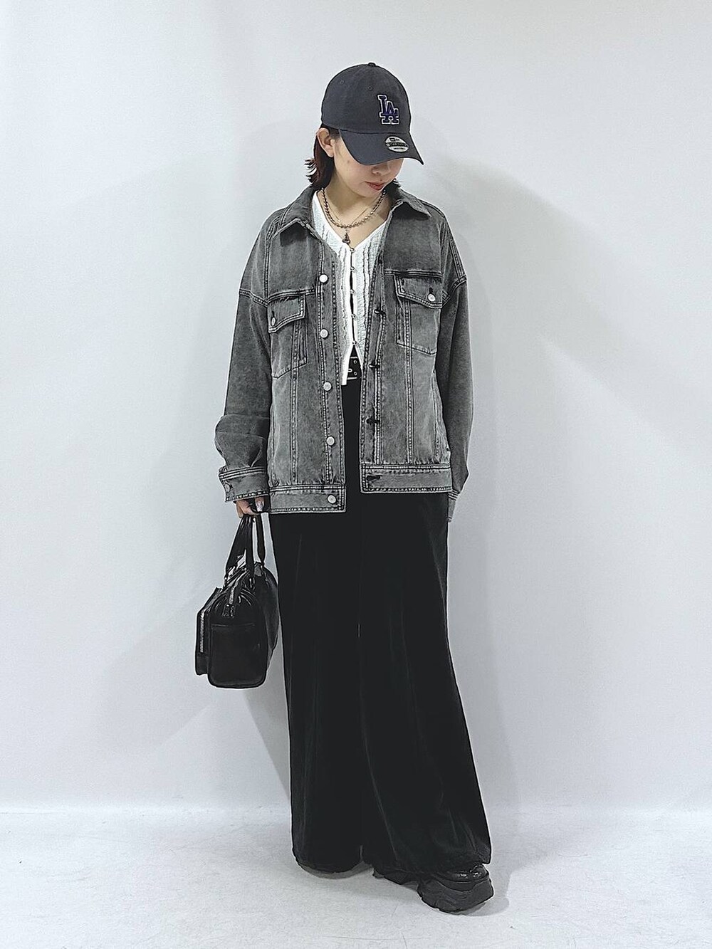 ブラック系のスニーカー、ブラック系のスウェットパンツ、ブラック系のブルゾンを着用したレディースの春コーディネートの5枚目の写真