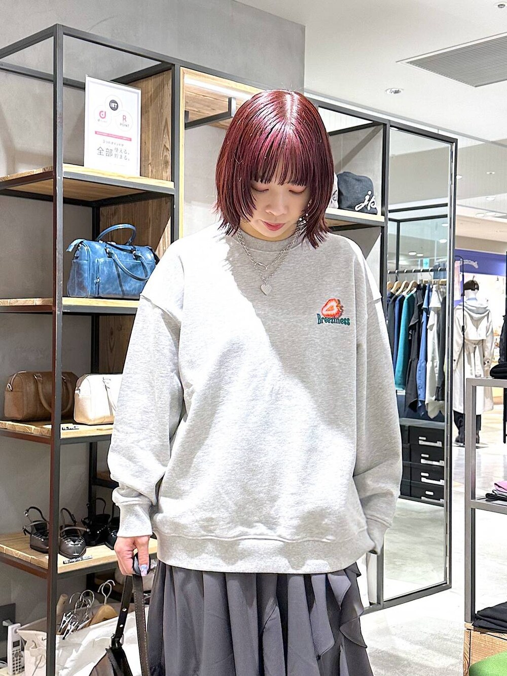ブラック系のスニーカー、グレー系のスカート、グレー系のスウェットを着用したレディースの春コーディネートの3枚目の写真