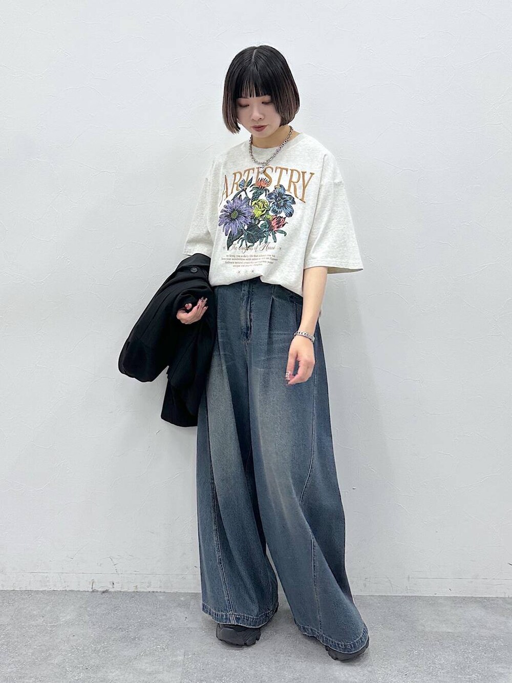 ブルー系のデニムパンツ、ブラック系のテーラードジャケット、ベージュ系のTシャツ/カットソーを着用したレディースの春コーディネートの7枚目の写真