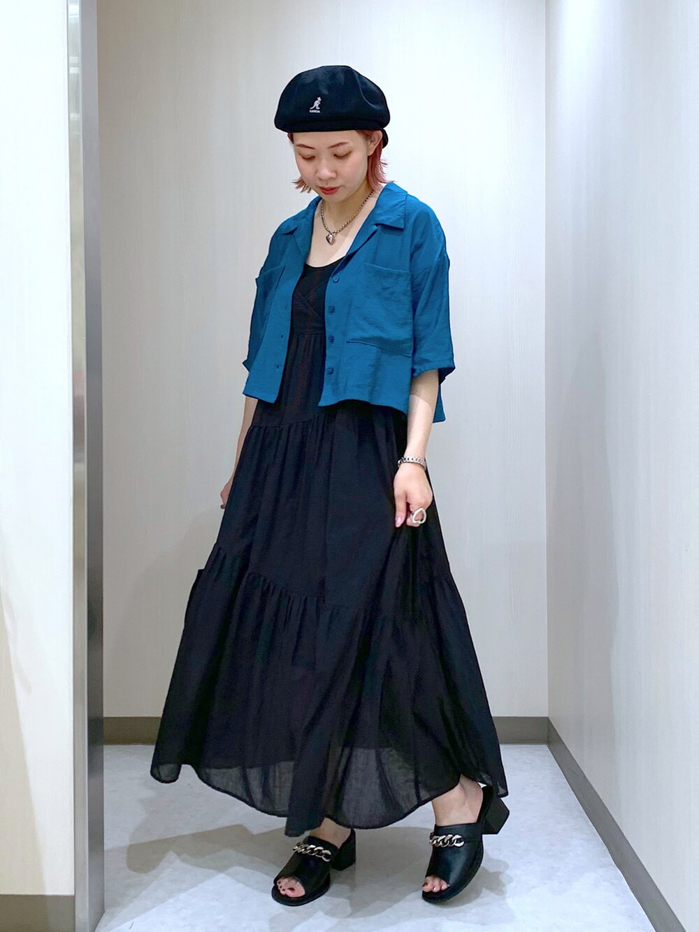 ブルー系のシャツ/ブラウス、ブラック系のワンピース、ブラック系のショルダーバッグを着用したレディースの夏コーディネートの3枚目の写真