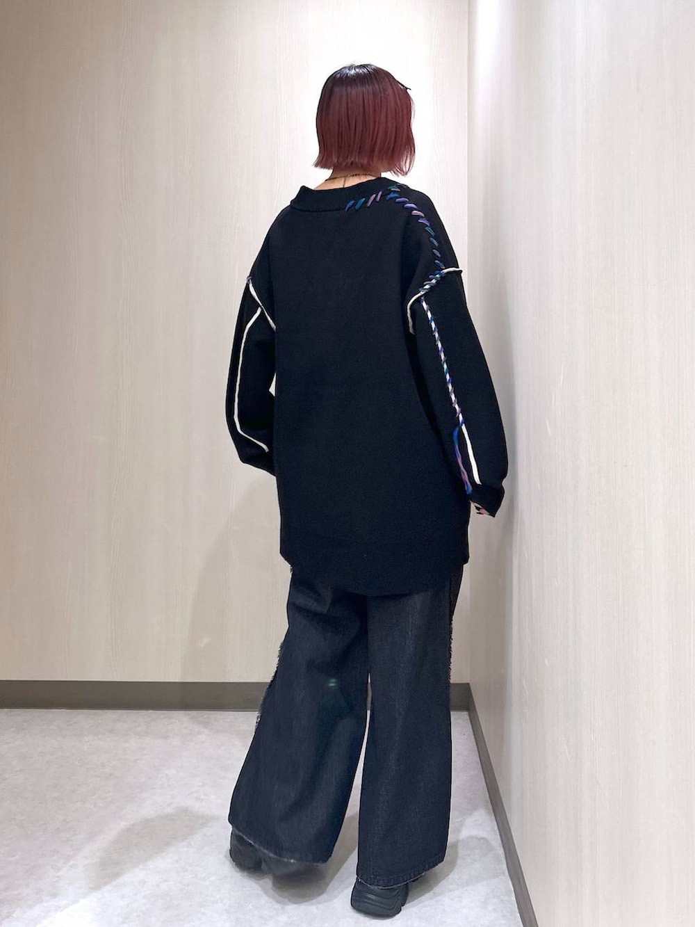 ブラック系のタンクトップ、ブラック系のスニーカー、ブラック系のニット/セーターを着用したレディースの秋コーディネートの4枚目の写真