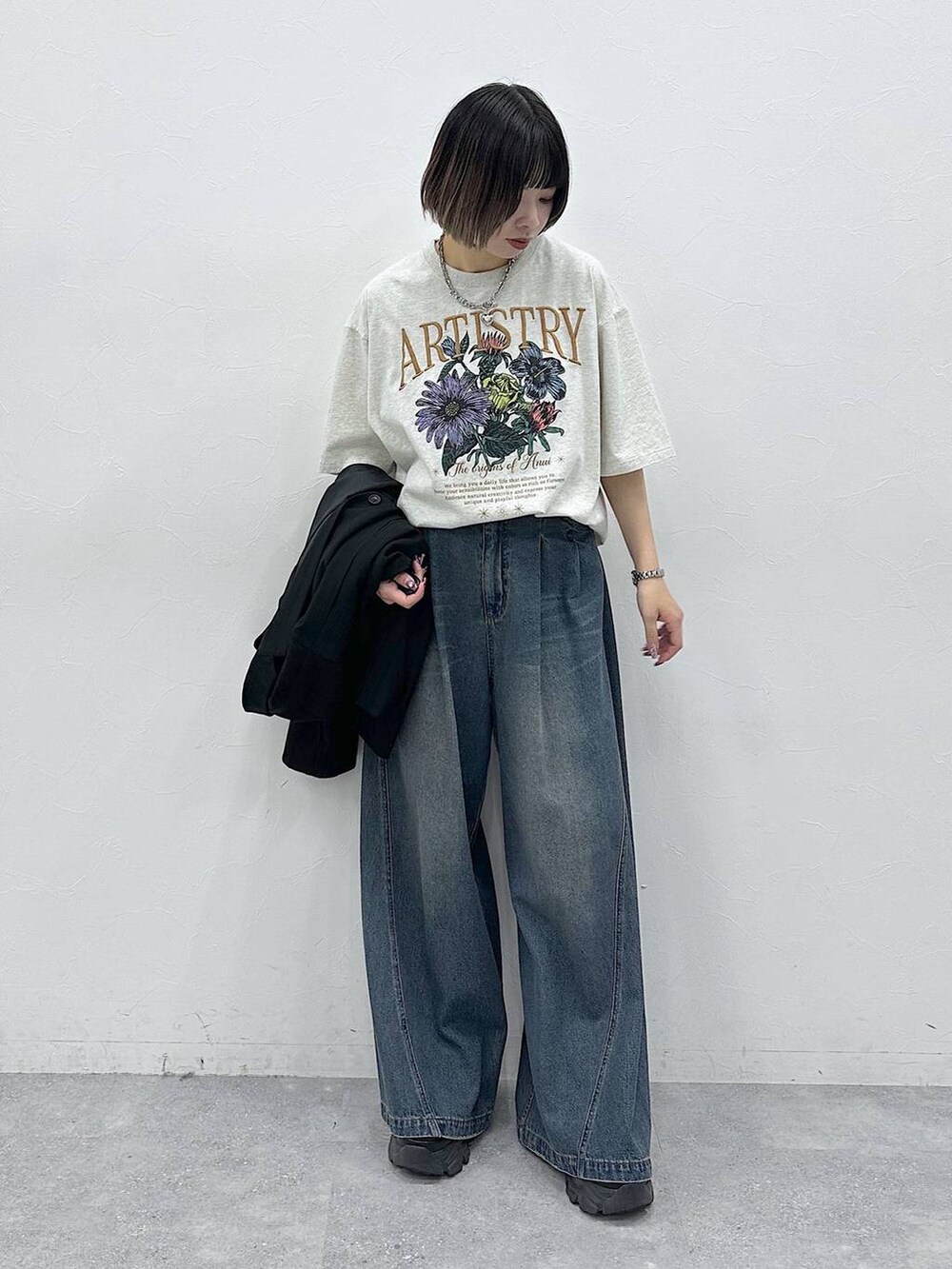 ブルー系のデニムパンツ、ブラック系のテーラードジャケット、ベージュ系のTシャツ/カットソーを着用したレディースの春コーディネートの8枚目の写真