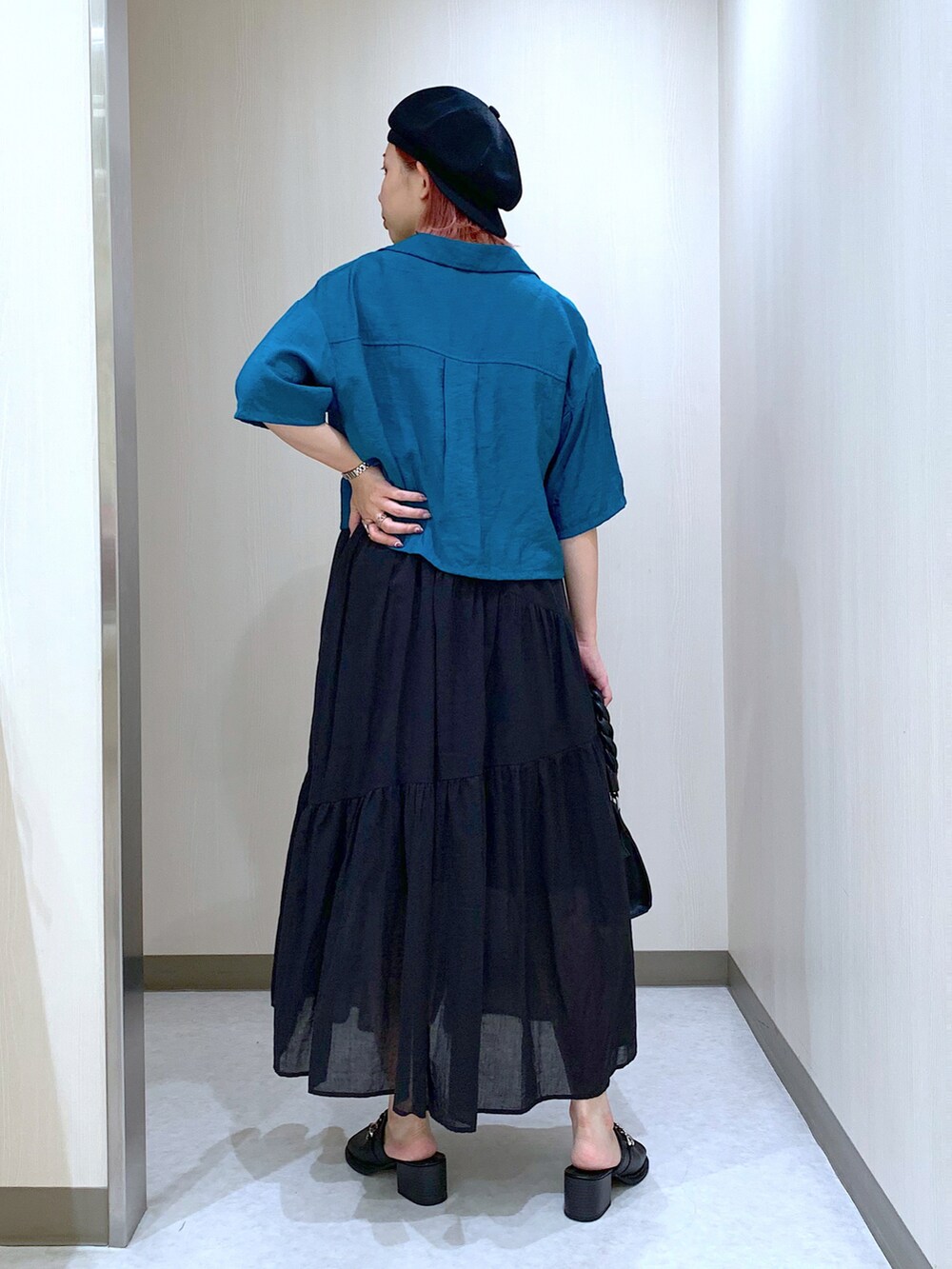ブルー系のシャツ/ブラウス、ブラック系のワンピース、ブラック系のショルダーバッグを着用したレディースの夏コーディネートの5枚目の写真
