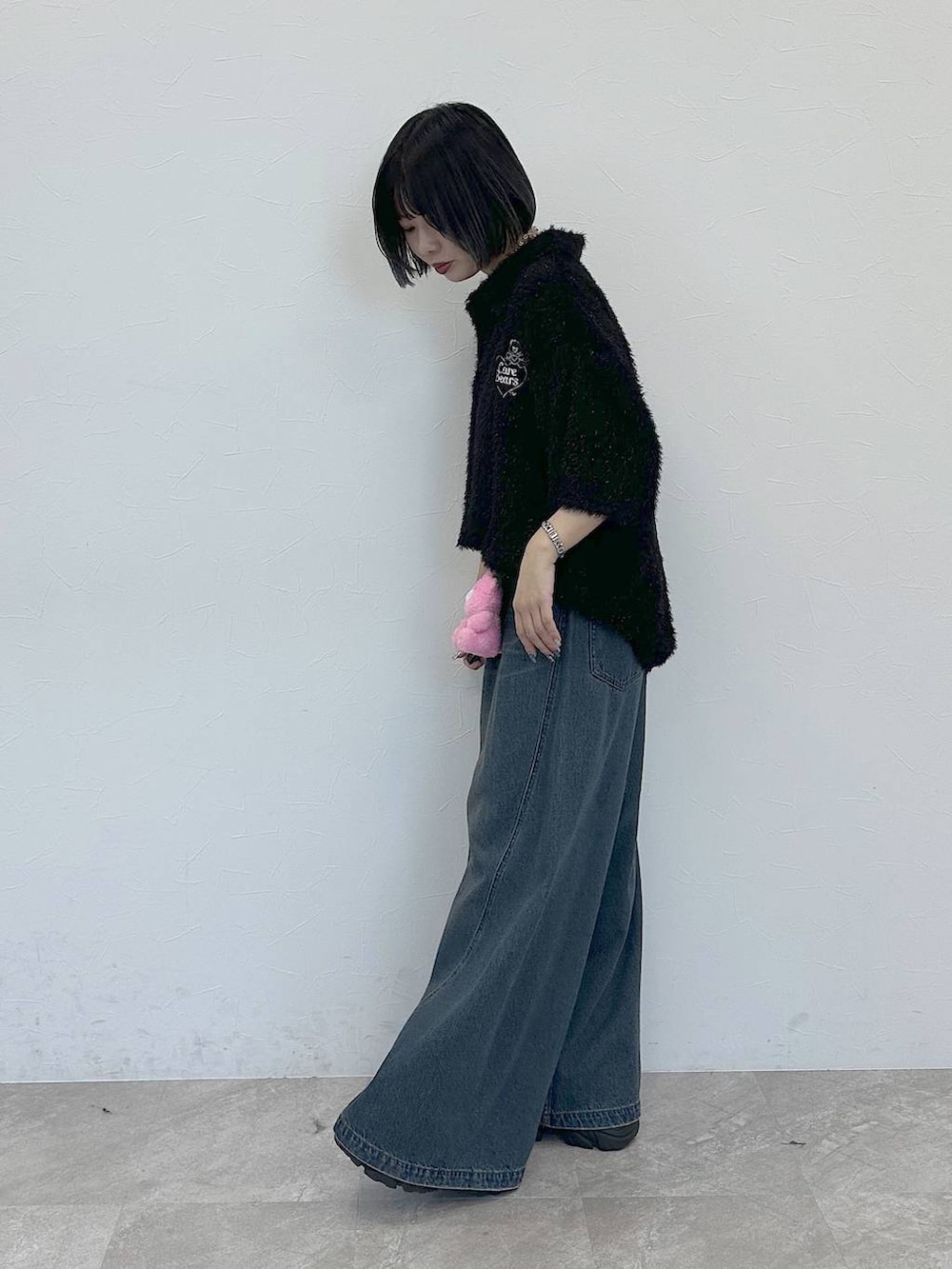 「韓国系、モード、メンズライク、ベーシック/シンプル、ポロシャツ、Tシャツ、キラキラアイテム、デニムパンツ、ワイドパンツ、スニーカー、カジュアル、大人カジュアル、ストリート、オーバーサイズ、ユニセックス」｜「PAGEBOYのプラットチャンキースニーカー（スニーカー、ブラック系）」を使った、まいてぃさん（レディース・158cm）の春コーディネートの4枚目の写真