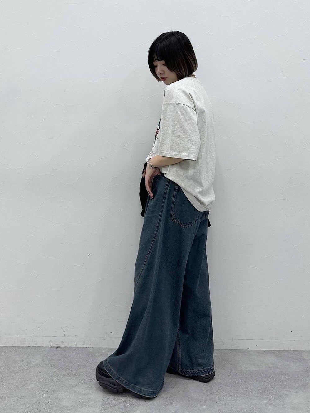 ブルー系のデニムパンツ、ブラック系のテーラードジャケット、ベージュ系のTシャツ/カットソーを着用したレディースの春コーディネートの9枚目の写真