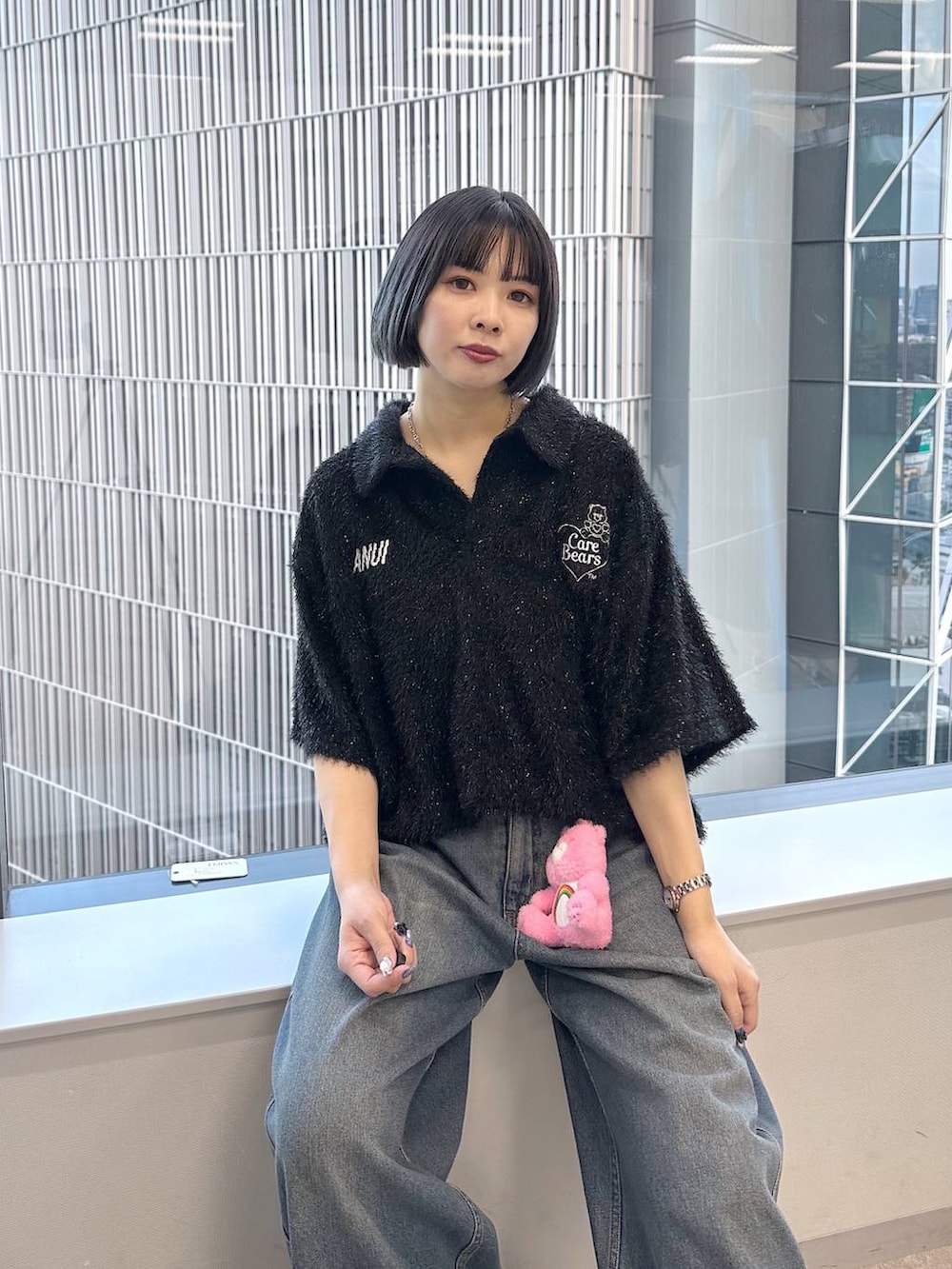 「韓国系、モード、メンズライク、ベーシック/シンプル、ポロシャツ、Tシャツ、キラキラアイテム、デニムパンツ、ワイドパンツ、スニーカー、カジュアル、大人カジュアル、ストリート、オーバーサイズ、ユニセックス」｜「PAGEBOYのプラットチャンキースニーカー（スニーカー、ブラック系）」を使った、まいてぃさん（レディース・158cm）の春コーディネートの6枚目の写真