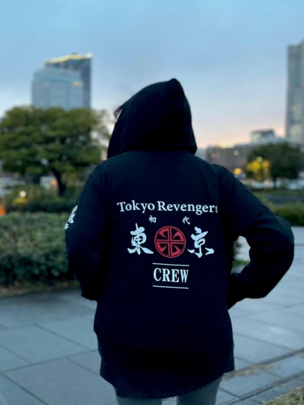 ブラック系のパーカーを着用したレディースの冬コーディネートの2枚目の写真