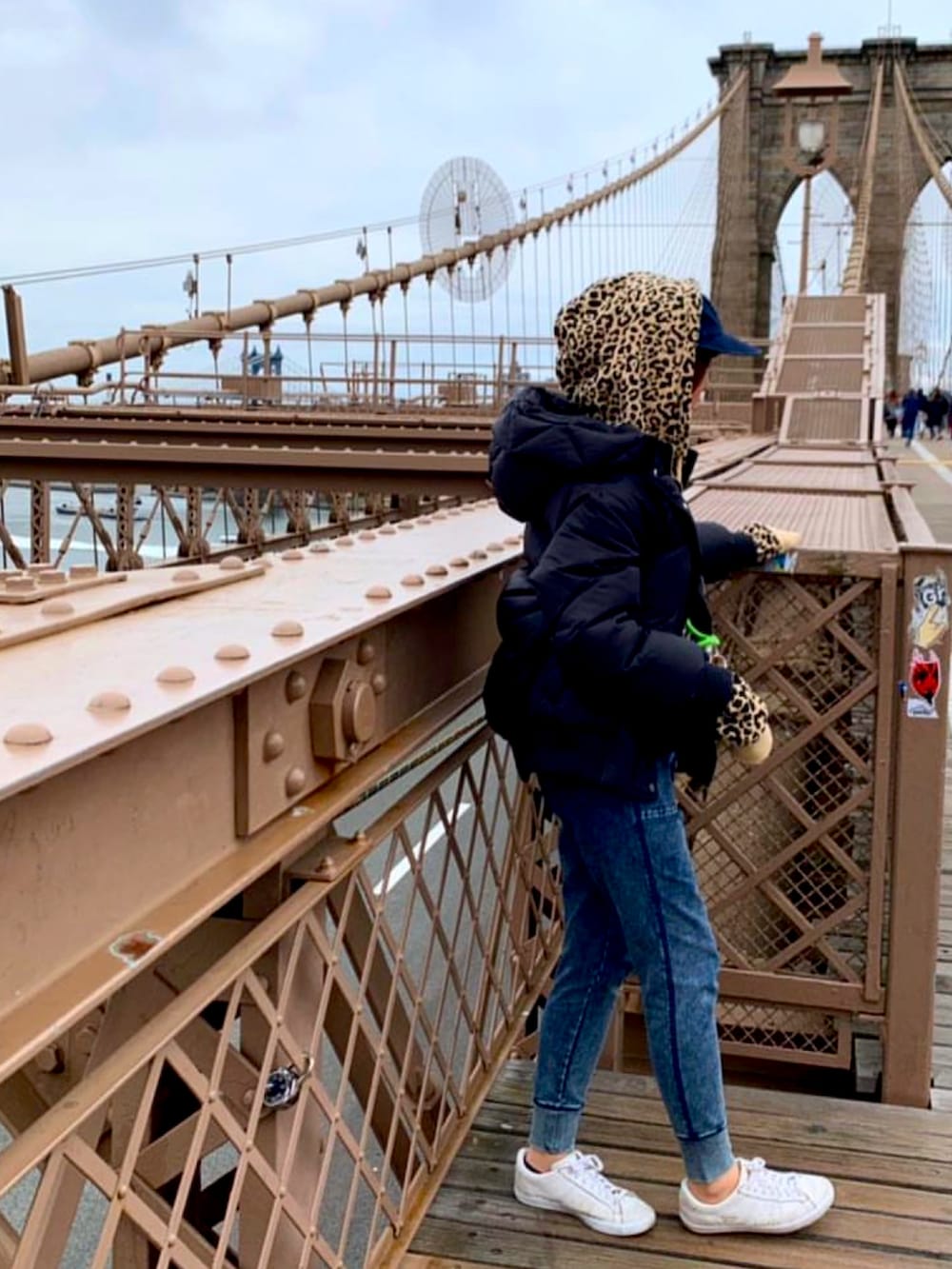 その他のパーカー、ブラック系のダウンジャケット/コート、ブルー系のデニムパンツを着用したレディースの冬コーディネートの2枚目の写真