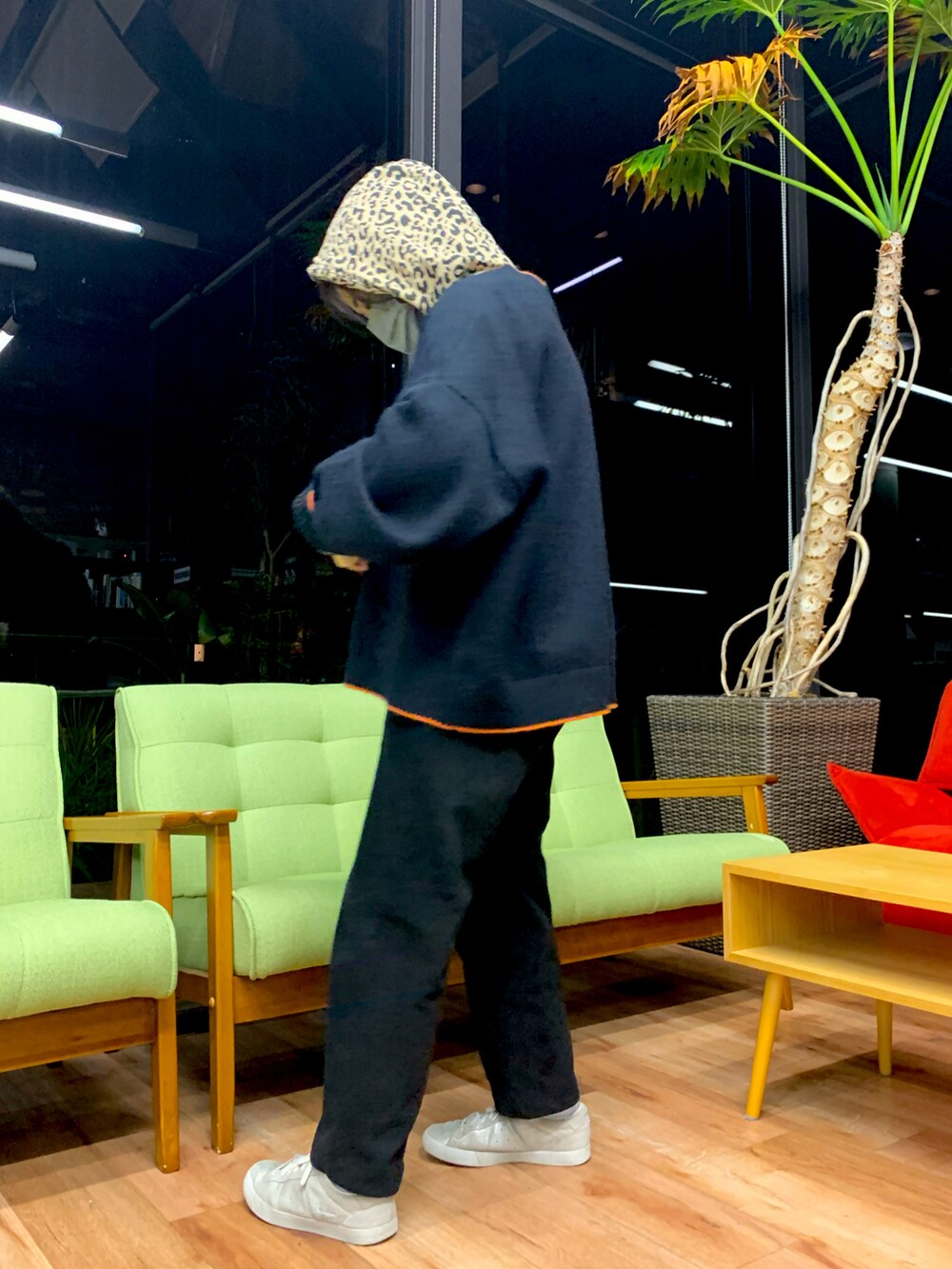 ブラック系のカーディガン/ボレロ、ブラック系のその他パンツ、シルバー系のスニーカーを着用したレディースの冬コーディネートの2枚目の写真