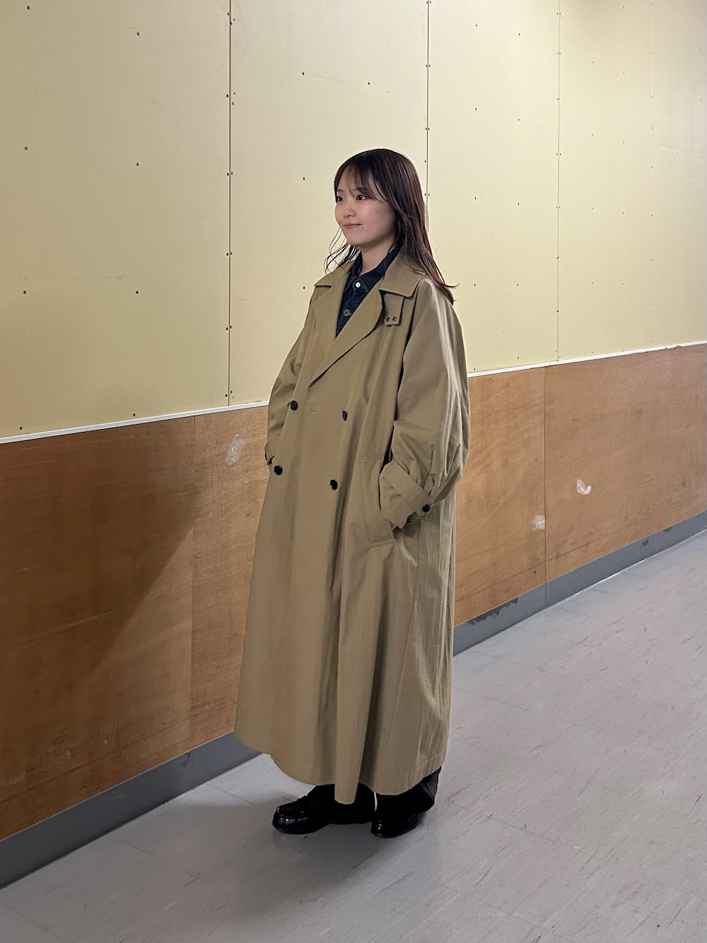 ブルー系のシャツ/ブラウス、ブラウン系のその他パンツ、ベージュ系のトレンチコートを着用したレディースの春コーディネートの2枚目の写真