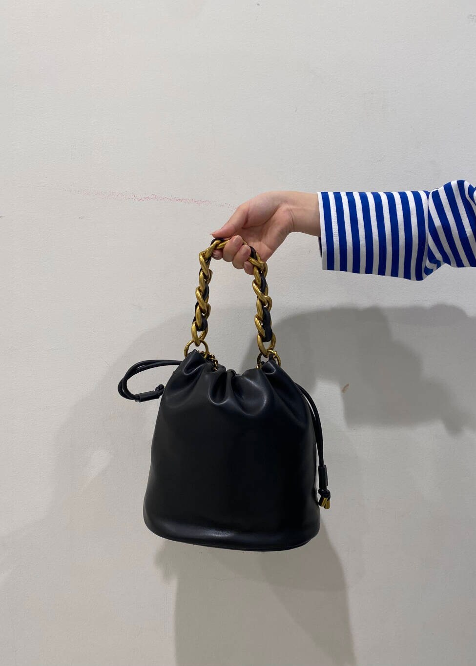 グリーン系のカーゴパンツ、ブラック系のショルダーバッグ、レッド系のローファーを着用したレディースの夏コーディネートの5枚目の写真