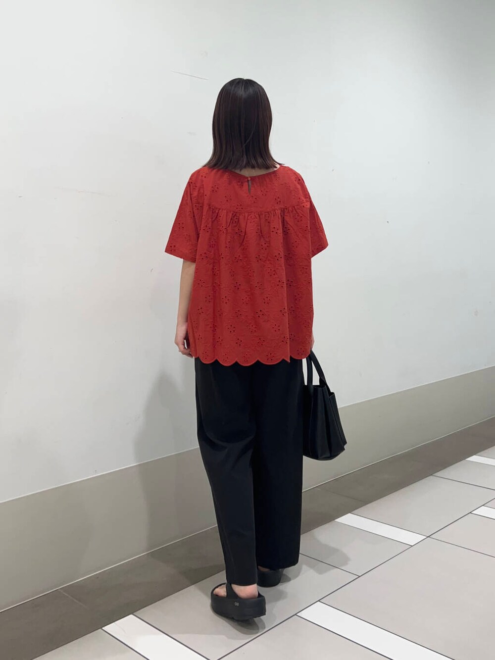 「大人カジュアル、イージーパンツ、ブラウス、低身長、アーバンリサーチドアーズ、低身長コーデ、ドアーズ、イエベ春、夏の快適通勤コーデ、私が選ぶセールアイテム25ss」｜「RODE SKOのプチダブルポケットトートバッグ（トートバッグ、ブラック系）」を使った、rikoさん（レディース・154cm）の夏コーディネートの4枚目の写真