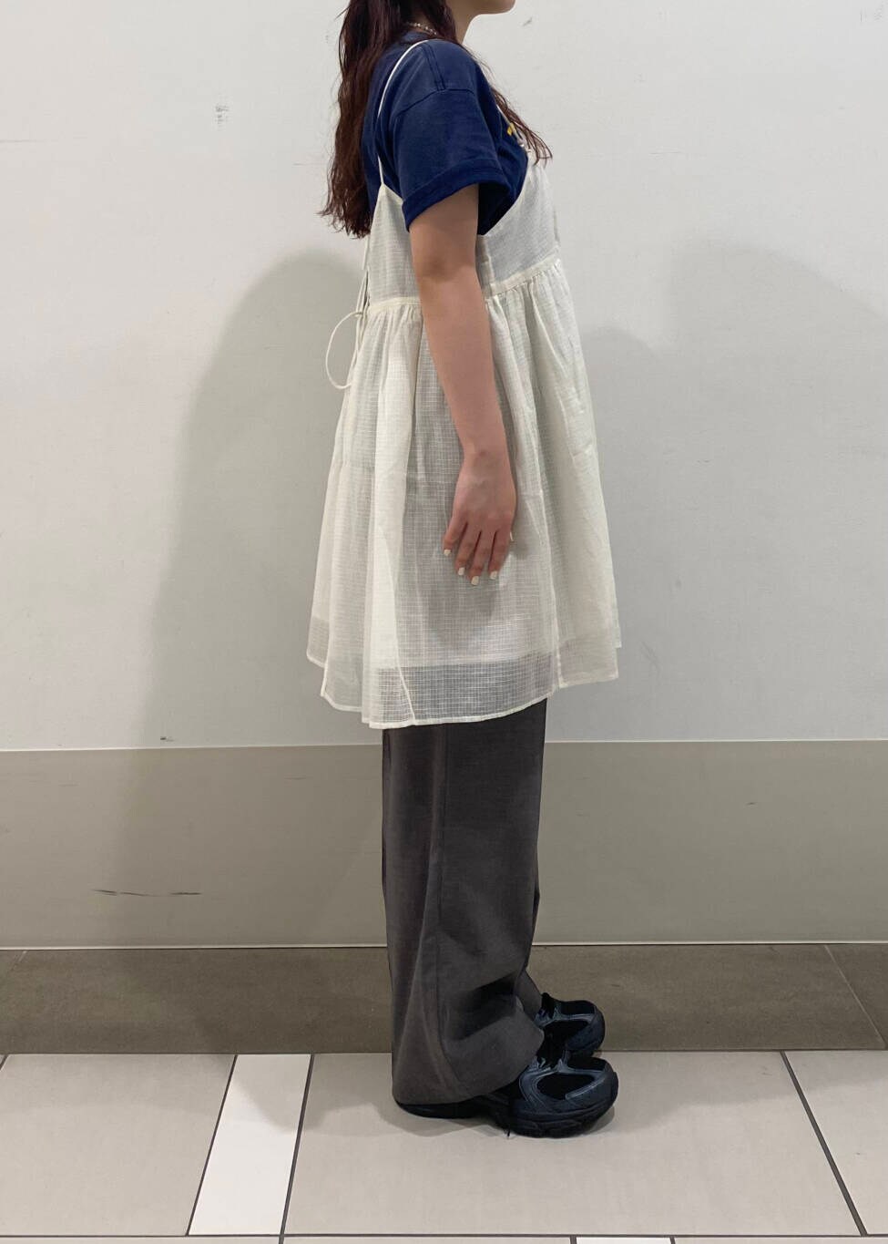 グレー系のその他パンツ、ブラック系のトートバッグ、ホワイト系のキャミソールを着用したレディースの夏コーディネートの4枚目の写真