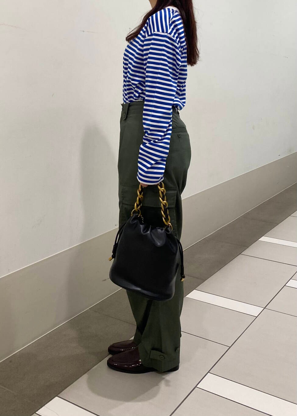 グリーン系のカーゴパンツ、ブラック系のショルダーバッグ、レッド系のローファーを着用したレディースの夏コーディネートの3枚目の写真